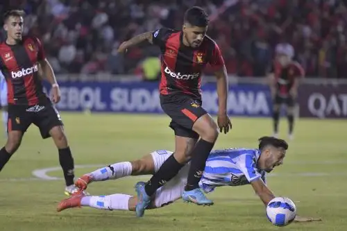 Melgar lidera el Grupo B con 6 puntos, seguido por Racing con igual puntaje pero con menor diferencia de goles. Foto: AFP