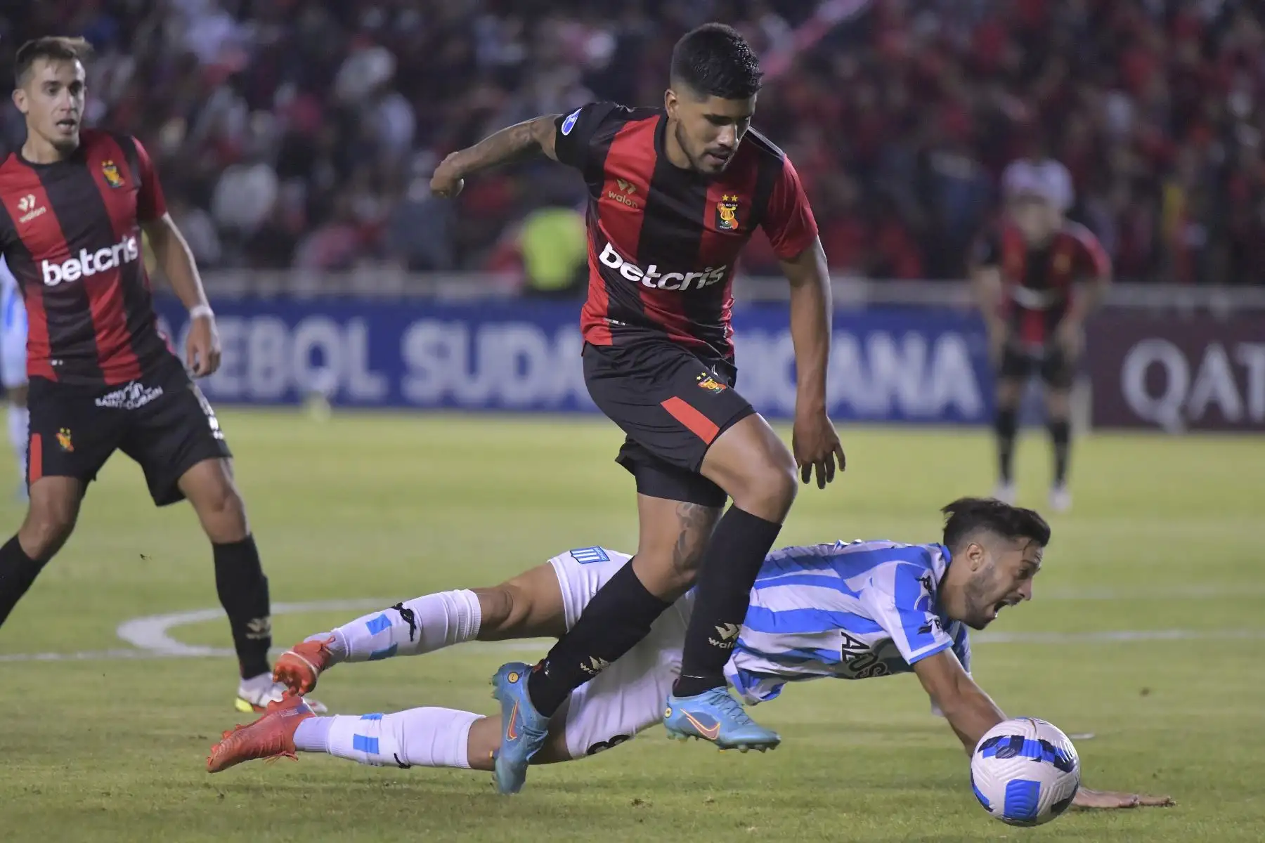 Melgar Paolo Reyna de Melgar y Fabricio Domínguez de Racing de Argentina compiten por el balón durante su partido de fútbol de la fase de grupos de la Copa Sudamericana en el estadio Monumental de la UNSA en Arequipa. Foto: AFP