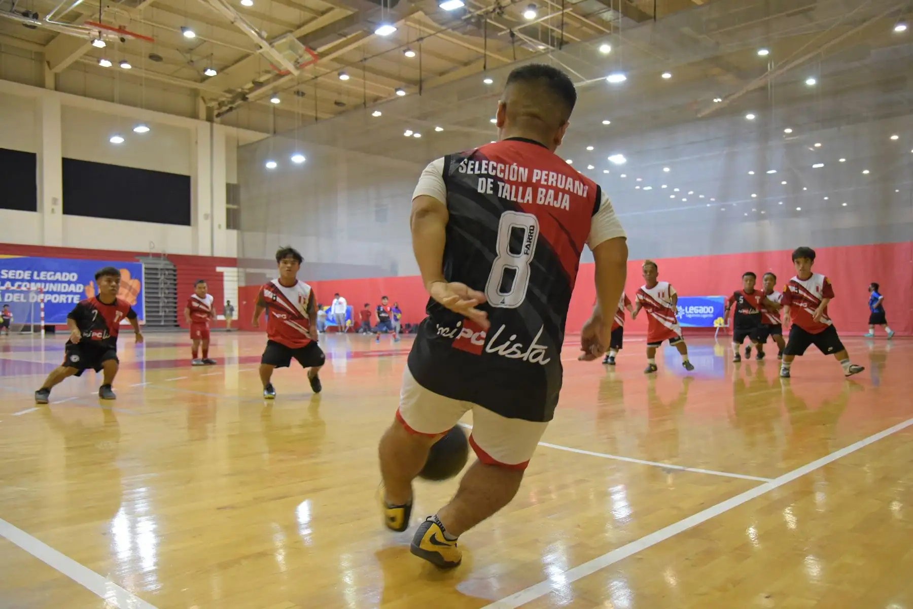 La Selección Peruana de Talla Baja pisó por primera vez el Polideportivo 1 con la finalidad de reconocer el campo de juego donde se desarrollará la Copa América.  Foto: ANDINA/ Legado