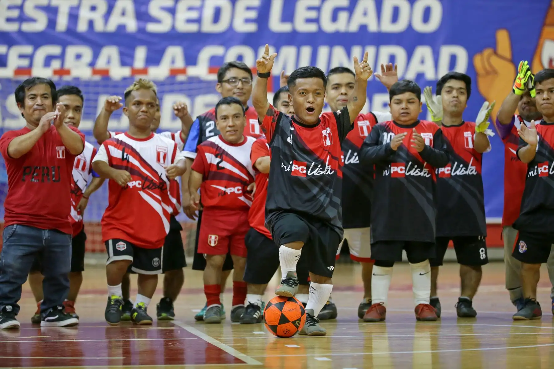 Liderados por el futbolista Diego Quispe, el conjunto nacional exhibió la ‘piel’, con la ilusión de realizar un buen papel en el certamen internacional, a realizarse del 20 al 24 de mayo, con la participación de 1200 deportistas, provenientes de Argentina, Brasil, Bolivia, Chile, Colombia, Ecuador, Guatemala, Paraguay, México, Canadá, Estados Unidos y Marruecos. Foto: ANDINA/ Legado