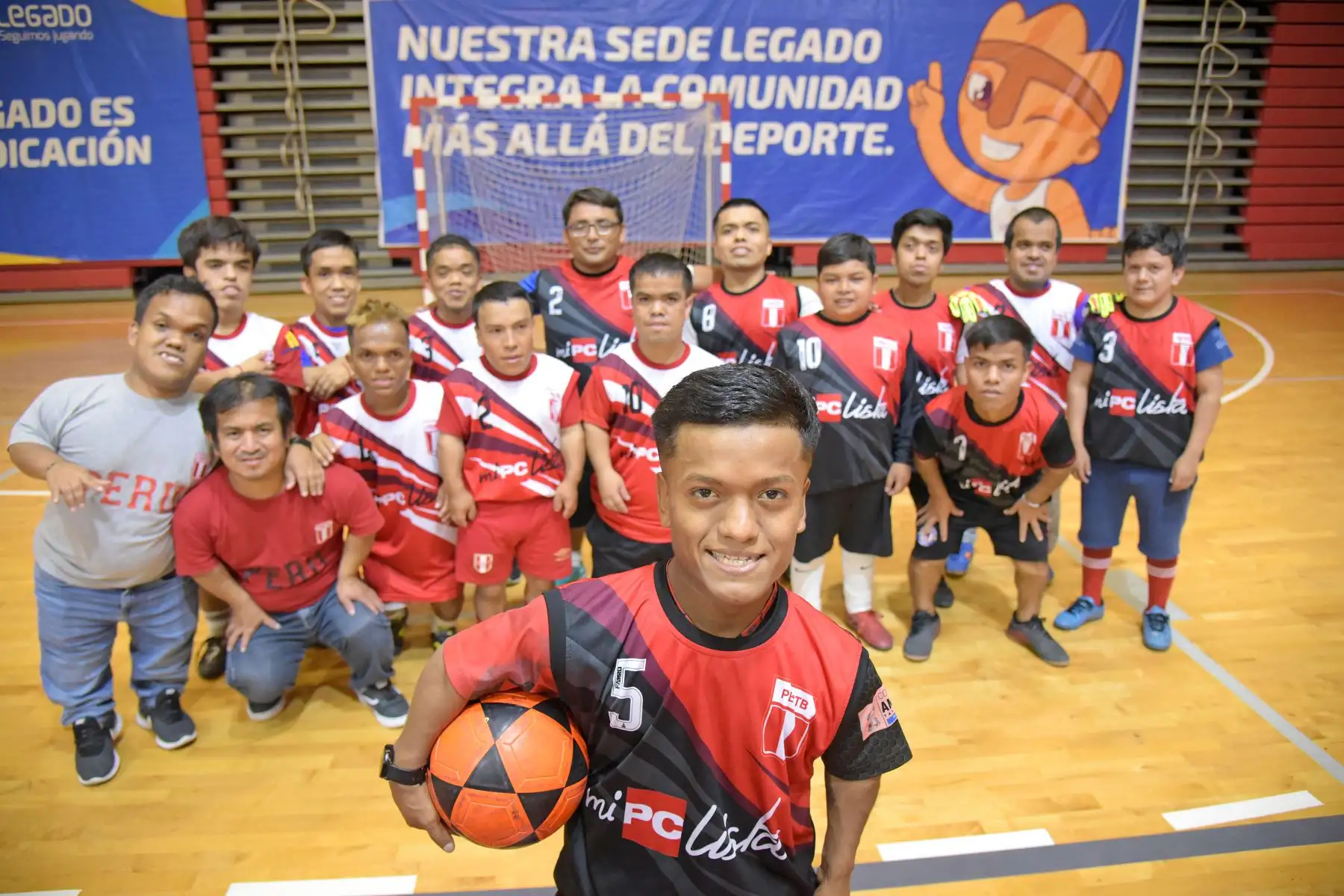 Liderados por el futbolista Diego Quispe, el conjunto nacional exhibió la ‘piel’, con la ilusión de realizar un buen papel en el certamen internacional, a realizarse del 20 al 24 de mayo, con la participación de 1200 deportistas, provenientes de Argentina, Brasil, Bolivia, Chile, Colombia, Ecuador, Guatemala, Paraguay, México, Canadá, Estados Unidos y Marruecos. Foto: ANDINA/ Legado
