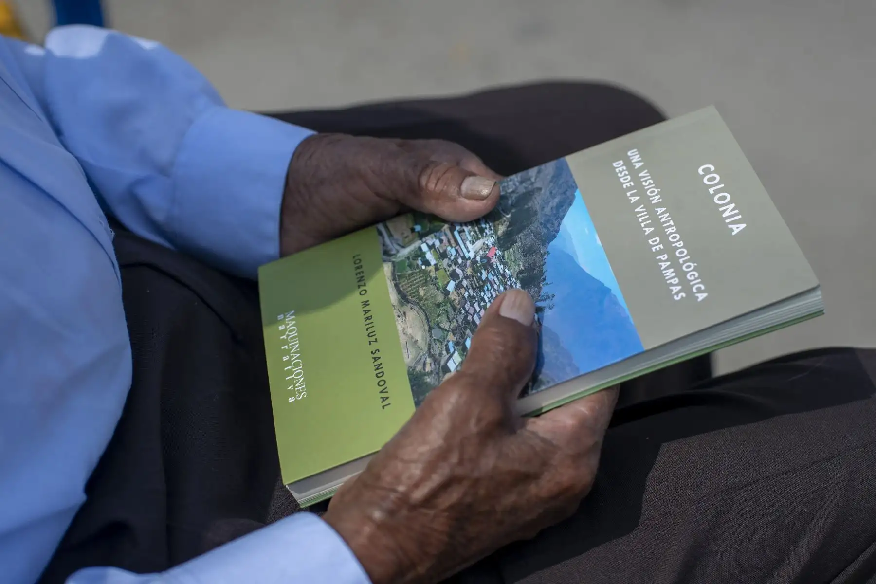 Su libro, Una visión antropológica desde la Villa de Pampas (Lima, Maquinaciones Narrativa, 2022), llevaba encarpetado varios años hasta que finalmente dio con un editor, gracias al empuje de sus hijos. Se trata del único volumen publicado a la fecha, que versa sobre Colonia (provincia de Yauyos, Lima). Foto: ANDINA/ Carla Patiño