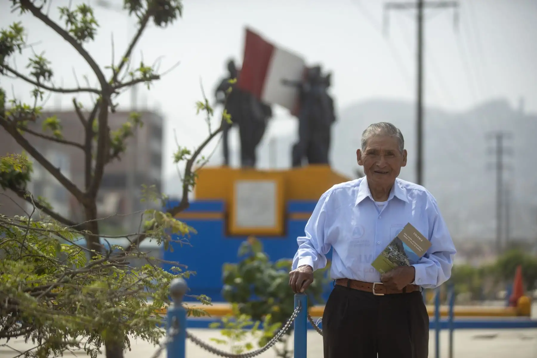 A sus 92 años, don Lorenzo Mariluz ha publicado su primer libro. El autor es campesino, fue dos veces alcalde y ha ocupado todos los cargos en el distrito de Colonia, en Yauyos. Con su libro busca recuperar la memoria de su pueblo. Foto: ANDINA/ Carla Patiño