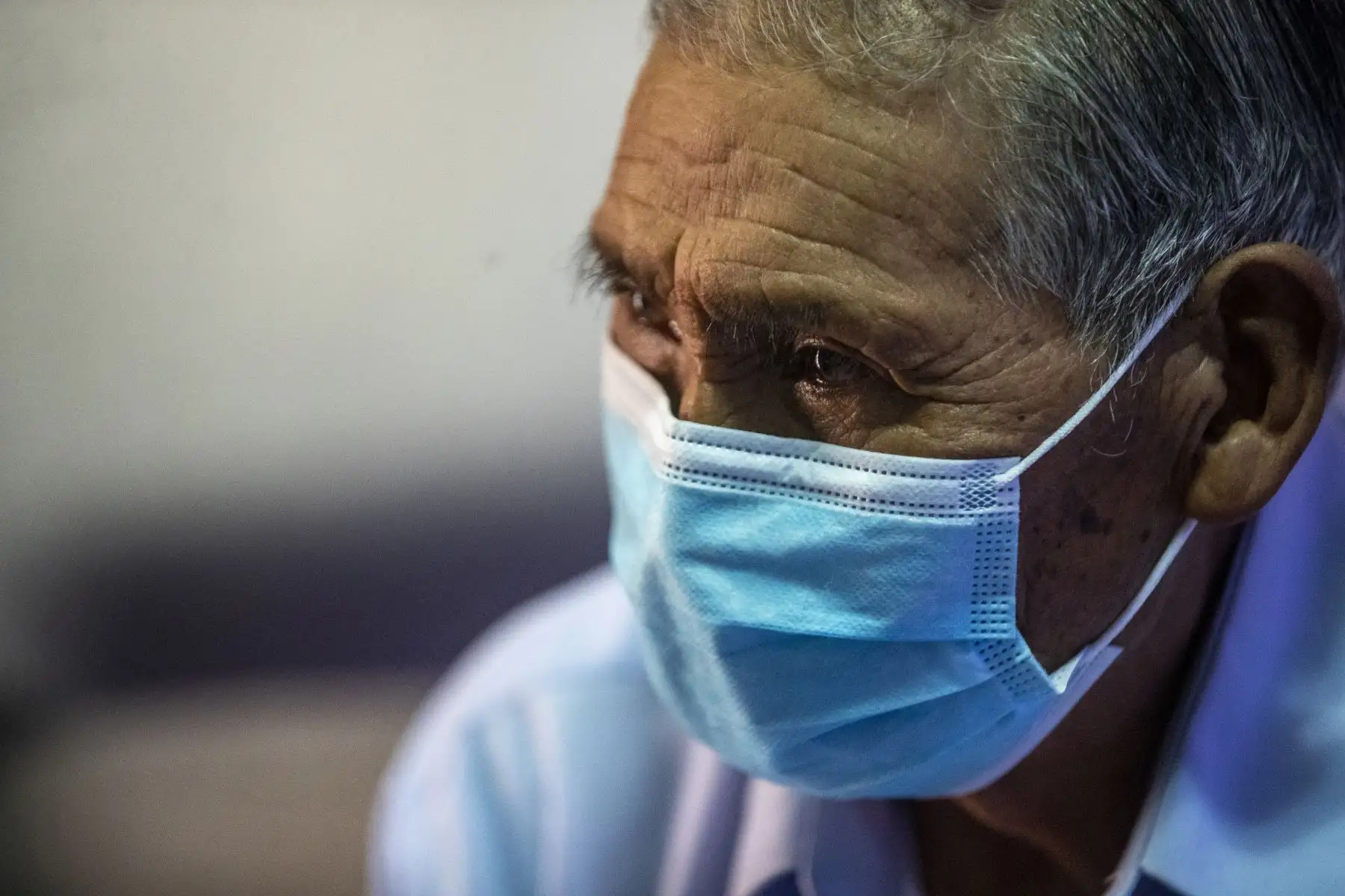 “Estoy emocionado, jamás he pensado llegar a esta altura. Gracias a mis hijos y a Dios que me ha fortalecido”, dice el debutante narrrador, quien llegó a la capital para ponerse su cuarta dosis de la vacuna contra el covid-19. Tiene una salud envidiable (14.5 de hemoglobina), escucha muy bien y no necesita de ayuda para bajar las escaleras de la casa de Lili, su hija mayor. Foto: ANDINA/ Carla Patiño