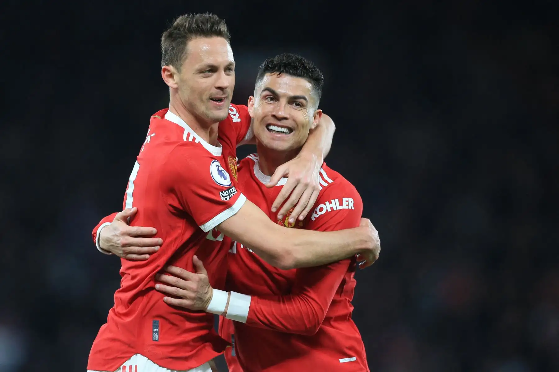 El delantero portugués del Manchester United Cristiano Ronaldo (Der.)  celebra con el centrocampista serbio del Manchester United Nemanja Matic (Izq.) después de marcar su primer gol durante el partido de fútbol de la Premier League inglesa entre el Manchester United y el Chelsea en Old Trafford en Manchester, noroeste de Inglaterra. Foto: AFP