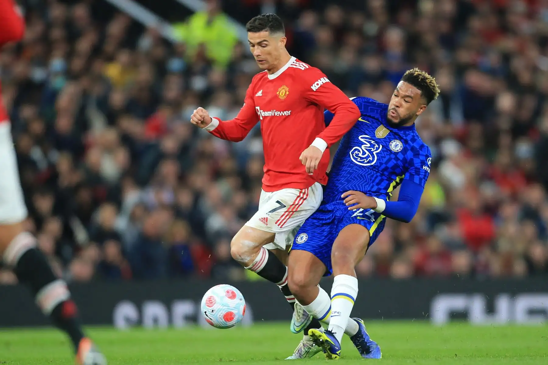 El delantero portugués del Manchester United, Cristiano Ronaldo (Izq.), compite con el defensor inglés del Chelsea, Reece James (Der.) , durante el partido de fútbol de la Premier League inglesa entre el Manchester United y el Chelsea en Old Trafford en Manchester, noroeste de Inglaterra. AFP