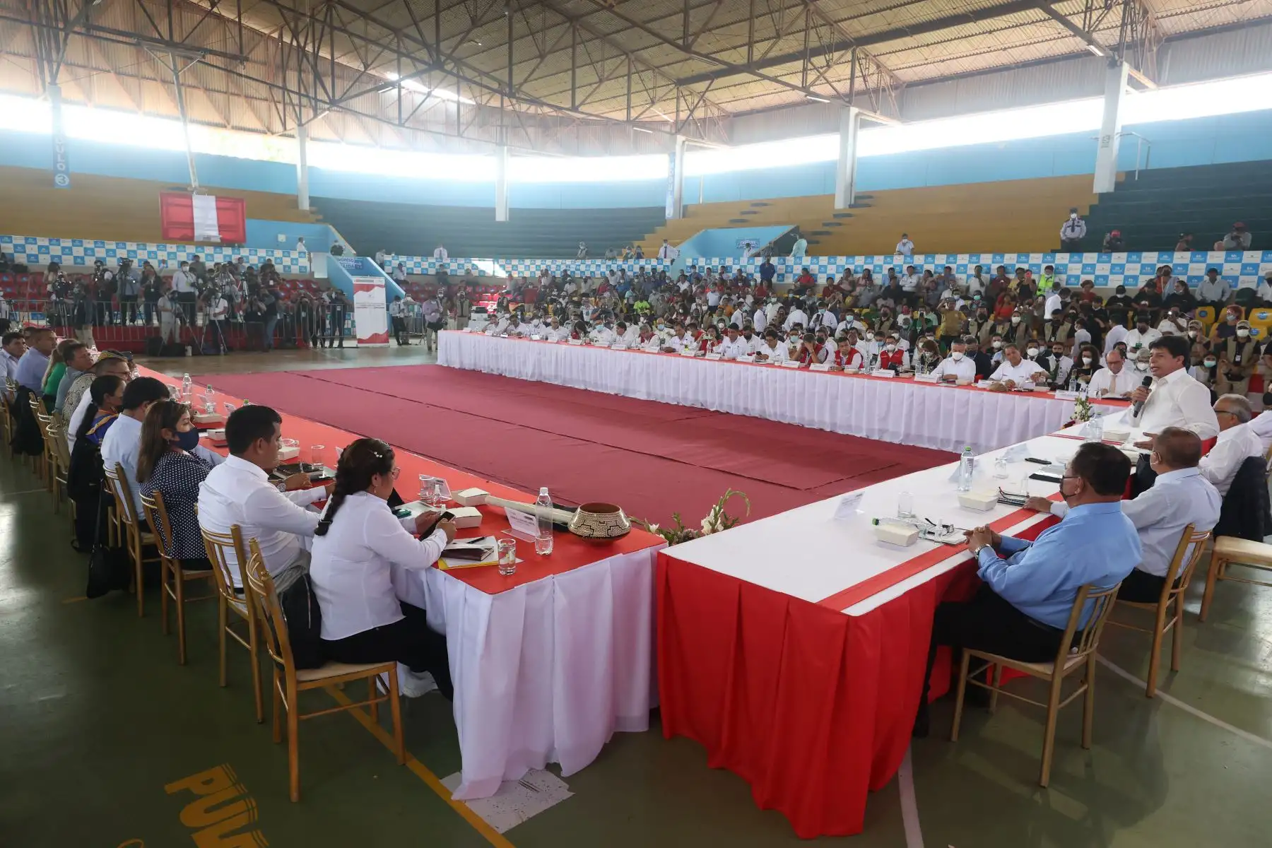 El Presidente de la República, Pedro Castillo, lideró  junto a sus ministros de Estado la sesión del Consejo de Ministros Descentralizado que se llevó a cabo hoy en la ciudad de Pucallpa, capital de Ucayali, con participación de ministros de Estado y autoridades locales y organizaciones sociales.
Foto: ANDINA/Presidencia Perú