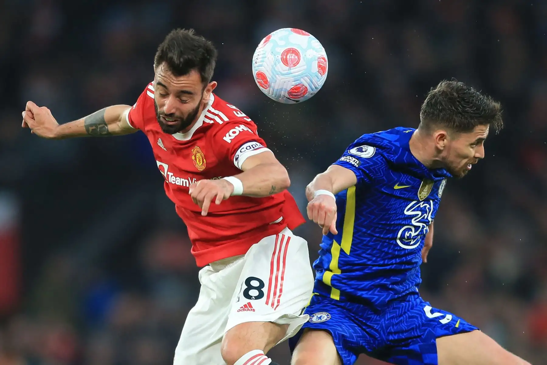 El mediocampista portugués del Manchester United Bruno Fernandes (Izq.) compite con el mediocampista italiano del Chelsea Jorginho (Der.) durante el partido de fútbol de la Premier League inglesa entre el Manchester United y el Chelsea en Old Trafford en Manchester, noroeste de Inglaterra. AFP