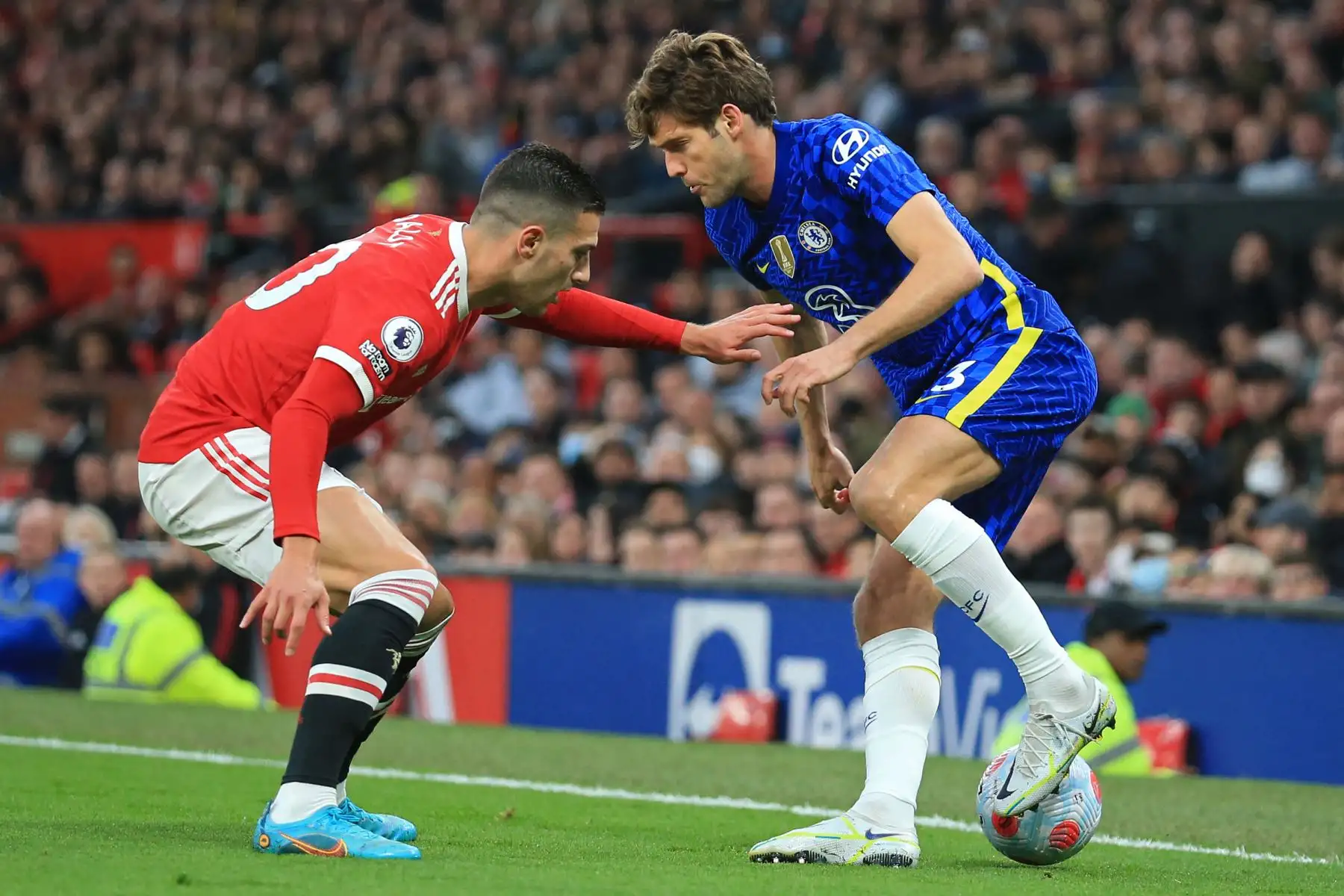 El defensor español del Chelsea Marcos Alonso (Der.)  compite con el defensor portugués del Manchester United Diogo Dalot (Izq.) durante el partido de fútbol de la Premier League inglesa entre el Manchester United y el Chelsea en Old Trafford en Manchester, noroeste de Inglaterra. AFP