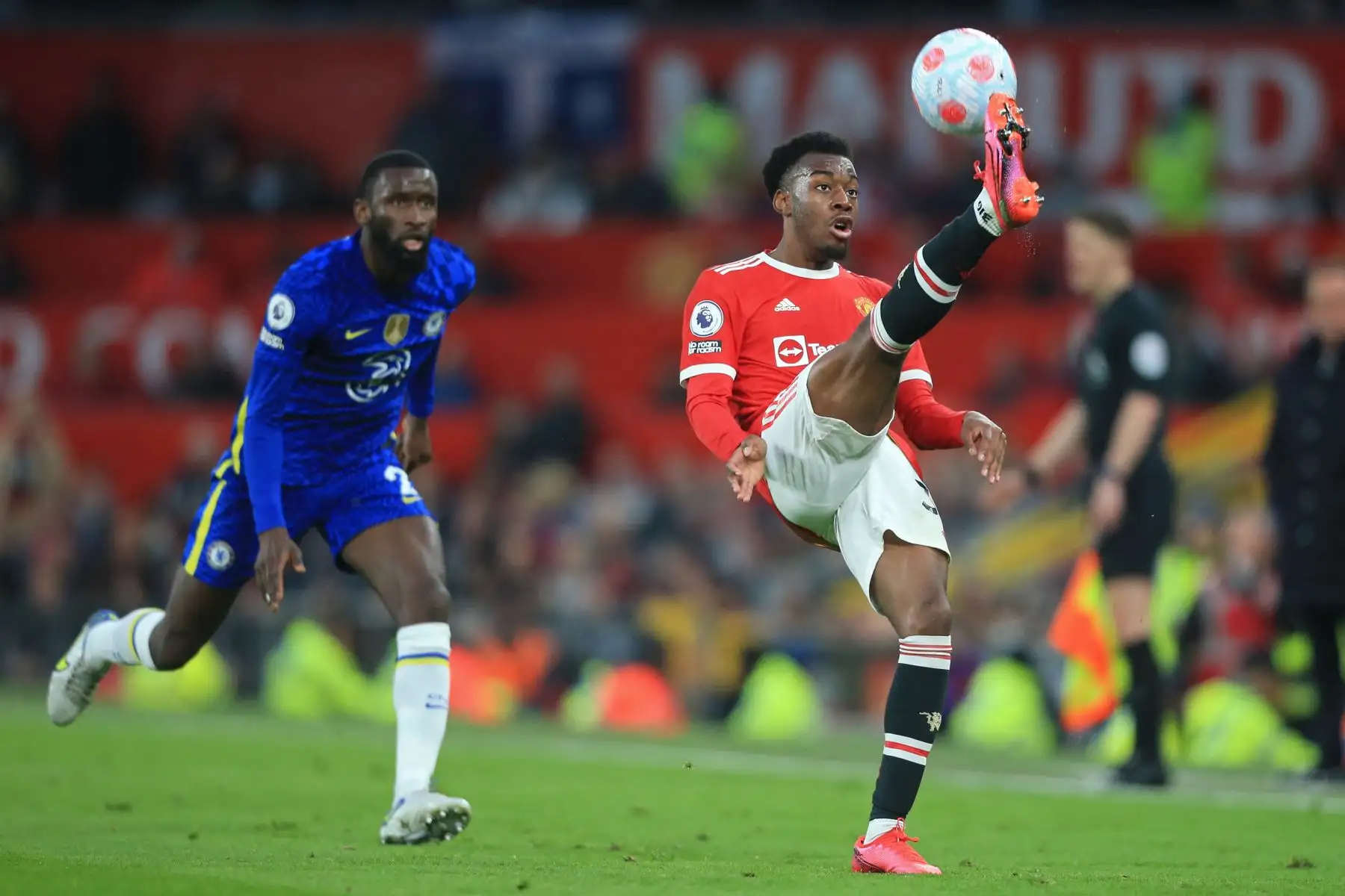 El delantero sueco del Manchester United Anthony Elanga (Der.)  compite con el defensor alemán del Chelsea Antonio Rudiger (Izq.) durante el partido de fútbol de la Premier League inglesa entre el Manchester United y el Chelsea en Old Trafford en Manchester, noroeste de Inglaterra. AFP