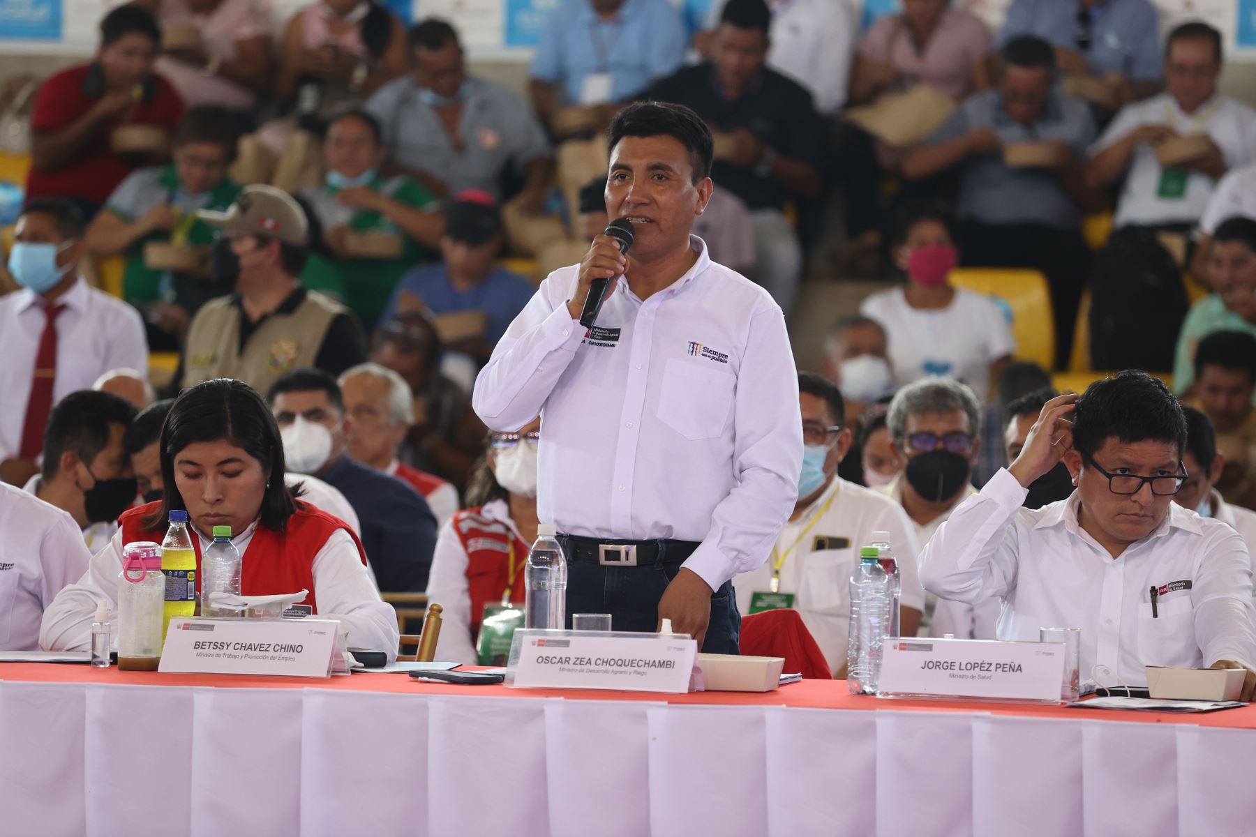 Ministro de Desarrollo Agrario y Riego, Oscar Zea, (al centro) en el Consejo de Ministros Descentralizado que se realizó en la región Ucayali. ANDINA/Prensa Presidencia