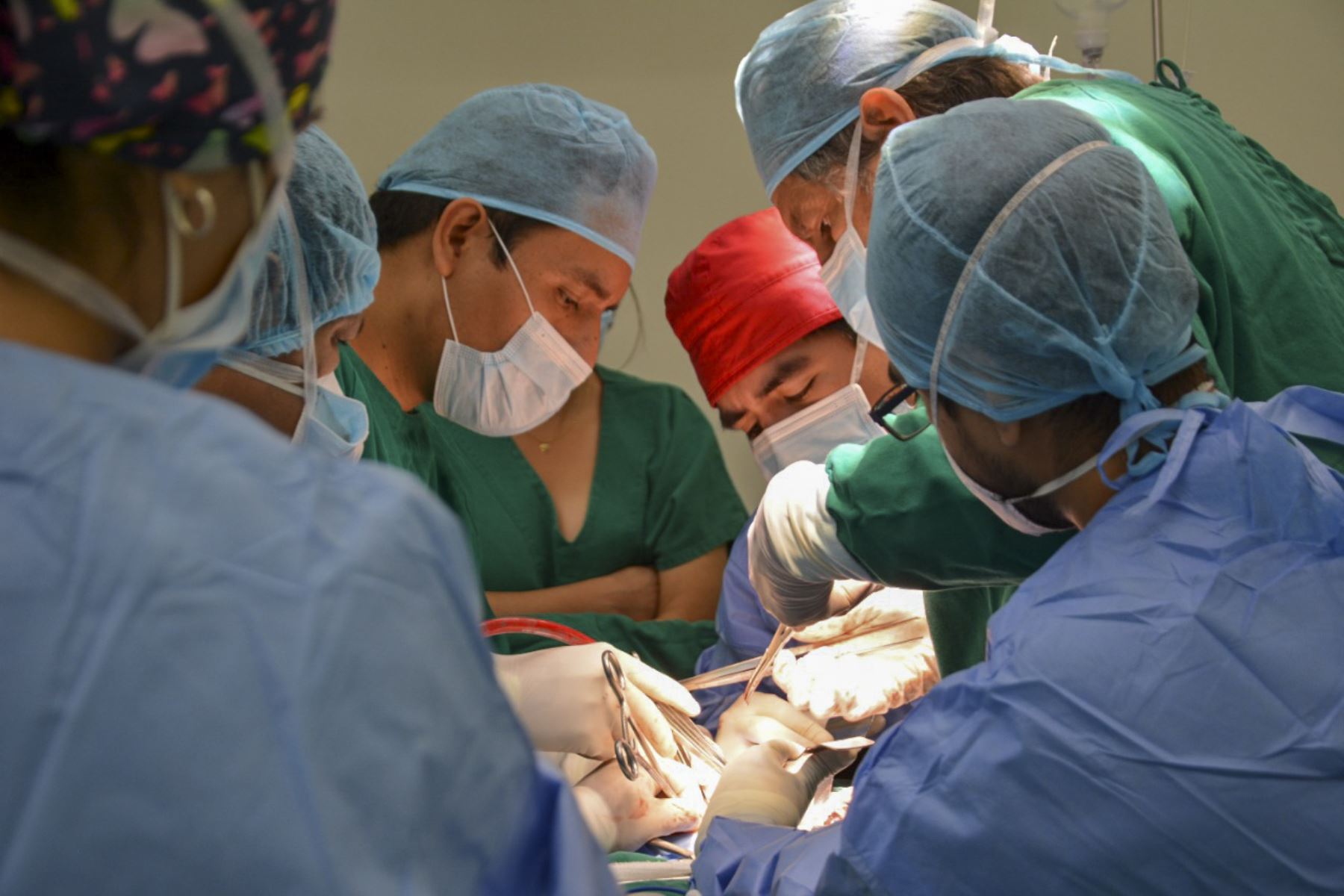 Tras cinco horas y media el equipo de médicos realizó la compleja técnica quirúrgica de traquelectomía radical para que pueda volver a concebir un bebé. ANDINA/Andrés Valle