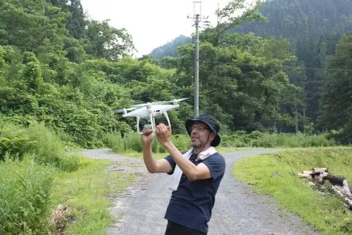 El equipo de investigación liderado por el doctor en Ciencias Ambientales Larry Lopez, docente de la Universidad de Yamagata, estudia el impacto que han generado los Bark Beetle en bosques japoneses.