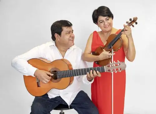 Violín y guitarra por el Día de la Madre en el Británico.