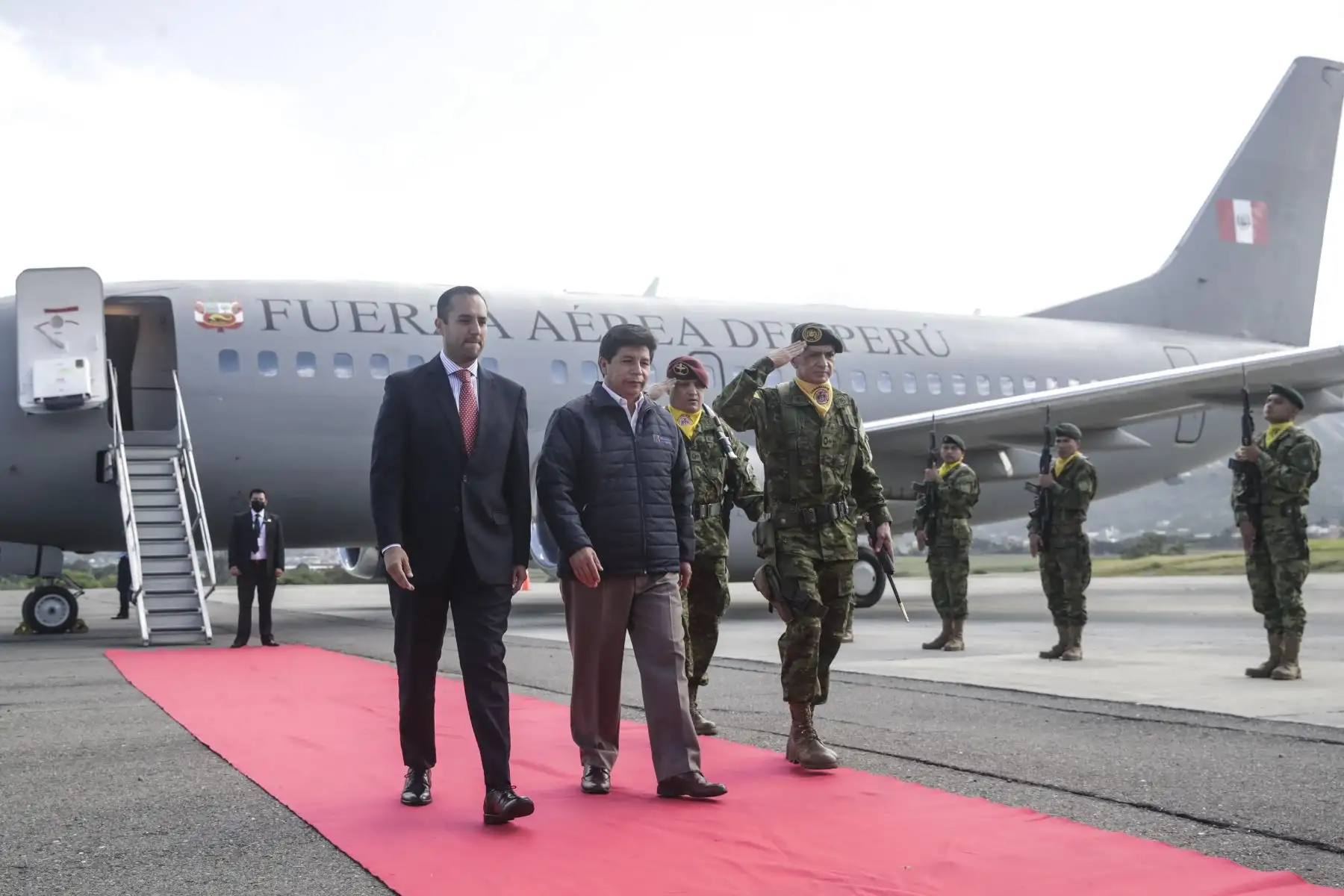 Presidente Pedro Castillo llega a la ciudad ecuatoriana de Loja para el Encuentro Presidencial y XIV Gabinete Binacional Ecuador-Perú. Foto: ANDINA/ Prensa Presidencia