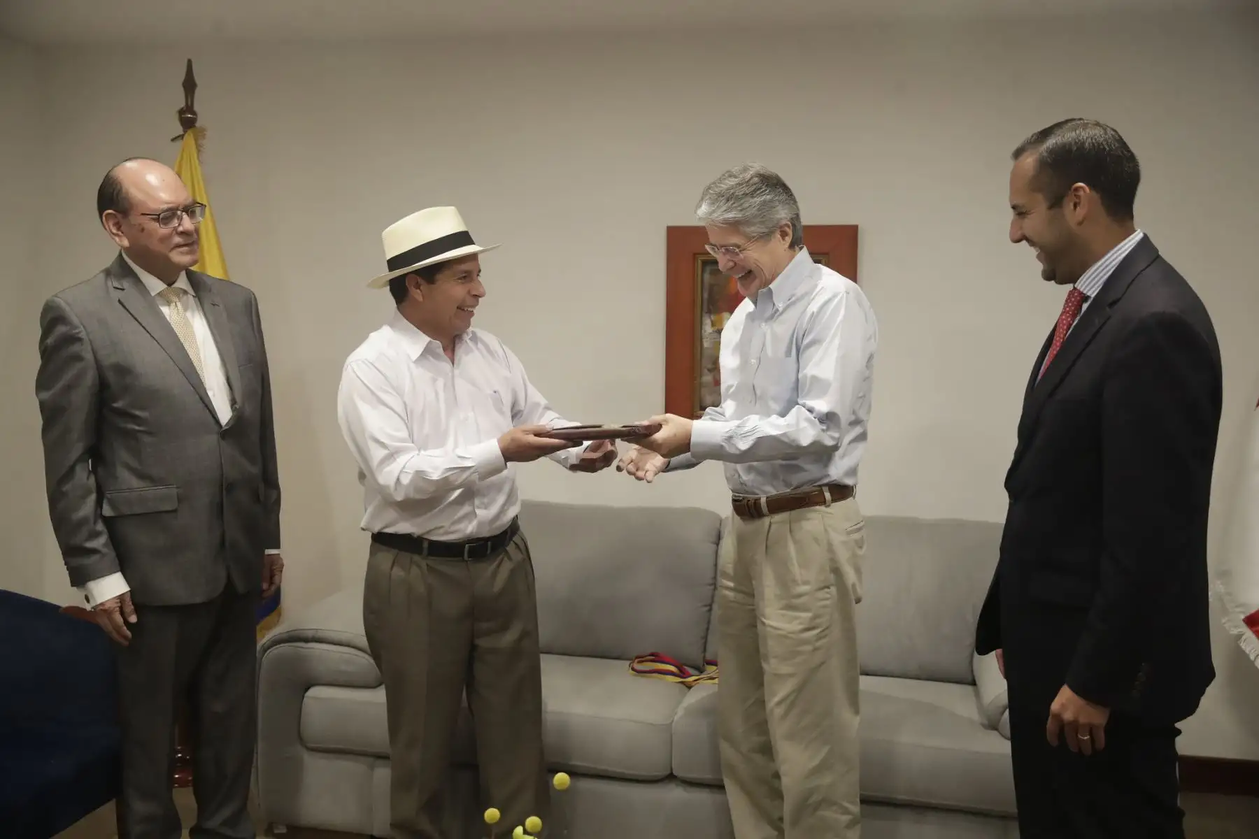 Presidente Pedro Castillo se reúne con su homólogo ecuatoriano Guillermo Lasso, en el hotel Sonesta de Loja. Foto: ANDINA/ Prensa Presidencia