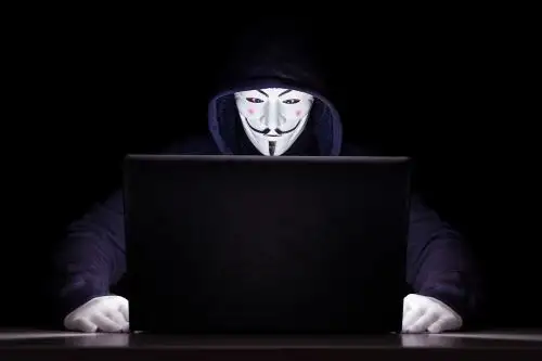 Los ciberdelincuentes realizan ataques cibernéticos a fin de lograr acceder y secuestrar la cámara web, lo que se conoce como 