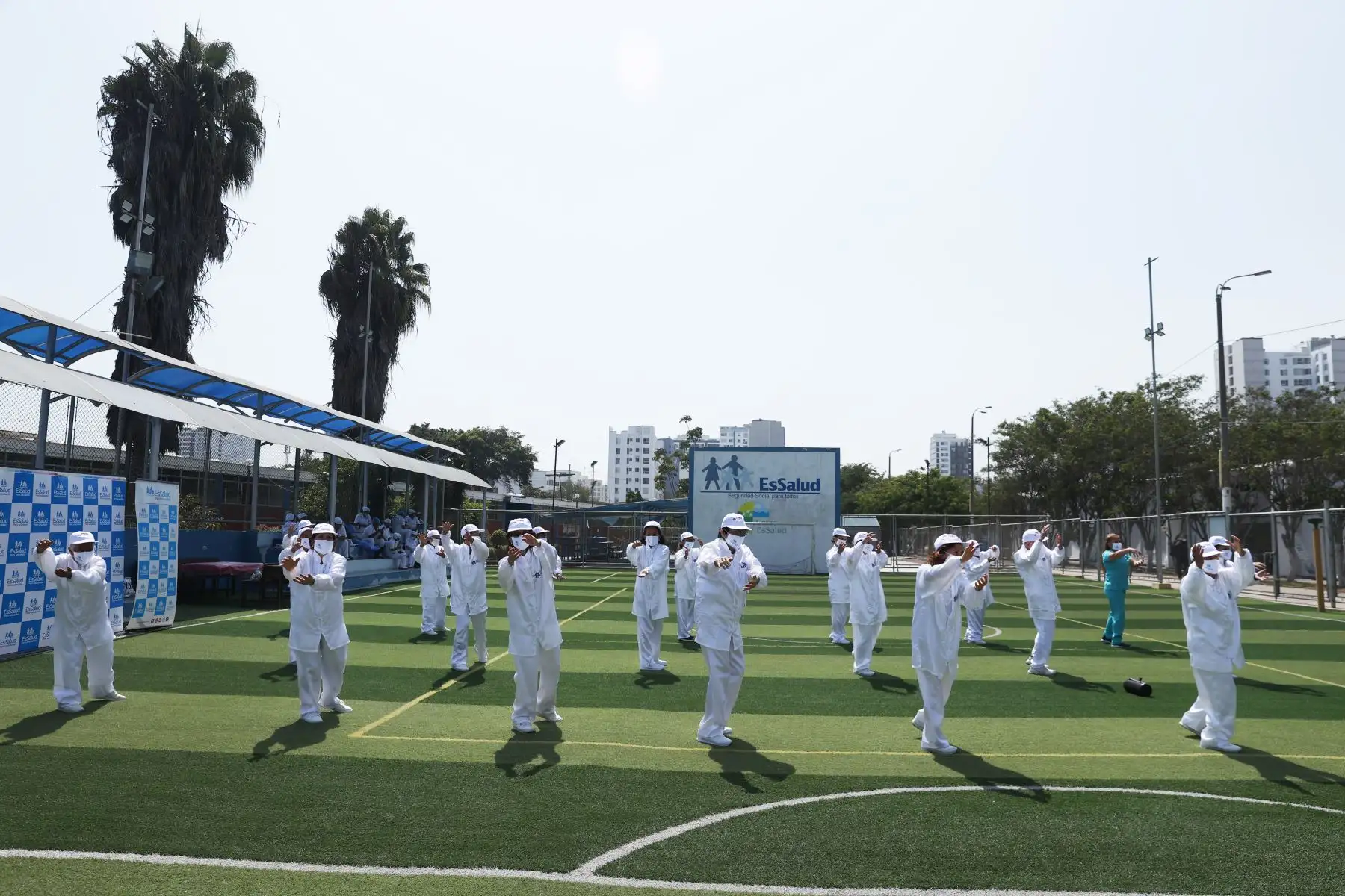 EsSalud enseña a reducir el estrés y ansiedad con milenaria práctica oriental, el tai chi, que con movimientos relajantes y armoniosos brindan beneficios para la salud. Los talleres de tai chi se dan en 67 establecimientos de EsSalud a nivel nacional.  Foto: ANDINA/Melina Mejía