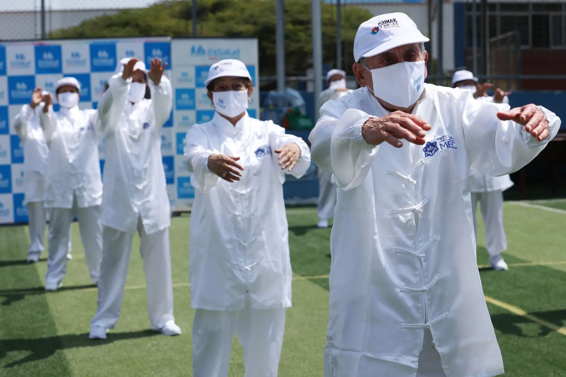 EsSalud enseña a reducir el estrés y ansiedad con milenaria práctica oriental, el tai chi, que con movimientos relajantes y armoniosos brindan beneficios para la salud. Los talleres de tai chi se dan en 67 establecimientos de EsSalud a nivel nacional.  Foto: ANDINA/Melina Mejía
