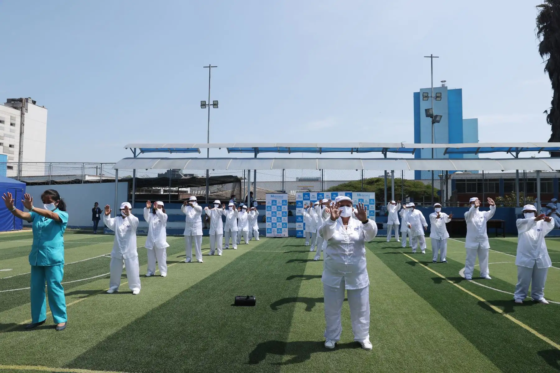 EsSalud enseña a reducir el estrés y ansiedad con milenaria práctica oriental, el tai chi, que con movimientos relajantes y armoniosos brindan beneficios para la salud. Los talleres de tai chi se dan en 67 establecimientos de EsSalud a nivel nacional.  Foto: ANDINA/Melina Mejía