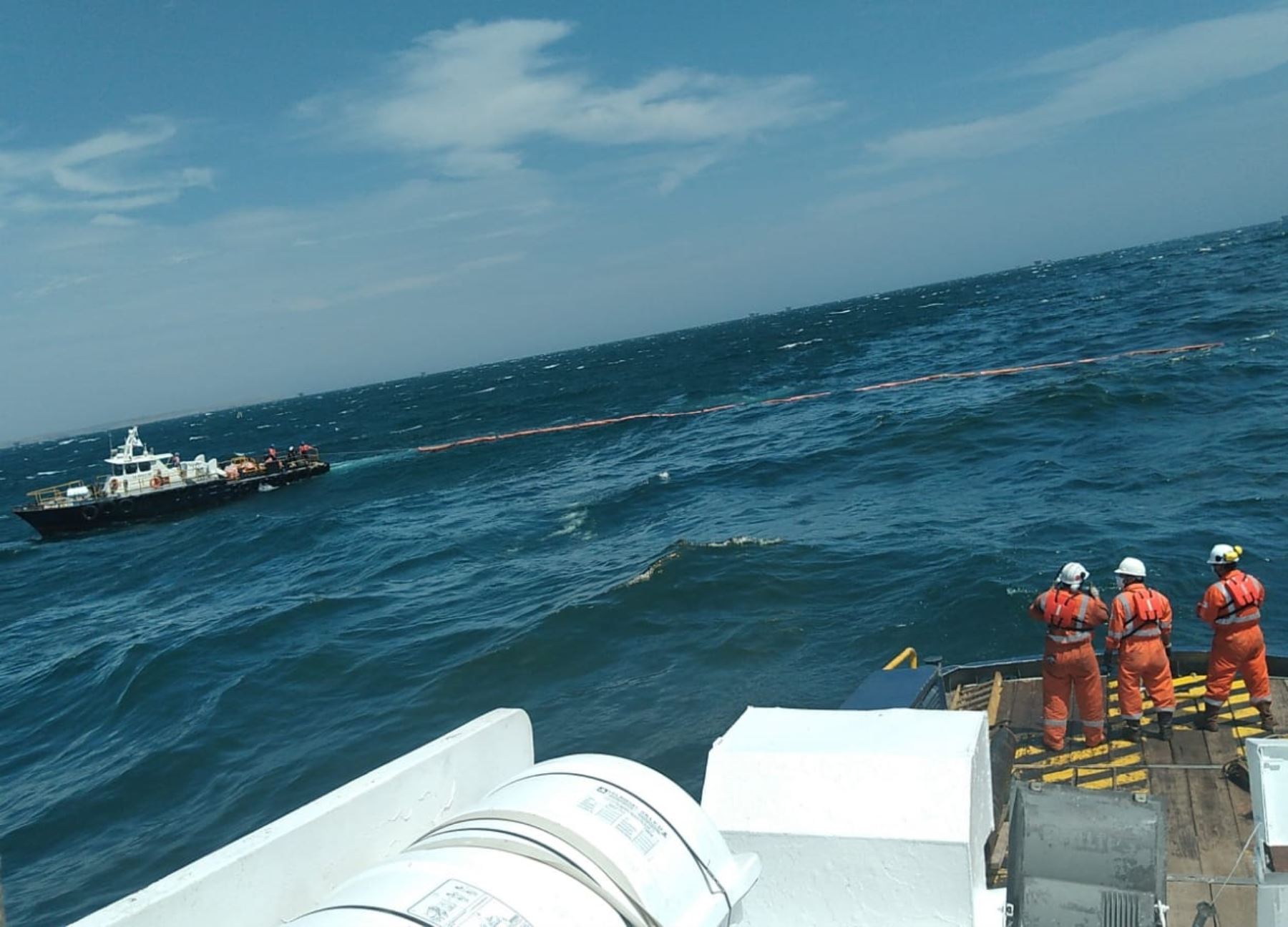 Buscan descartar derrame de hidrocarburos tras hundimiento de plataforma en mar de Piura