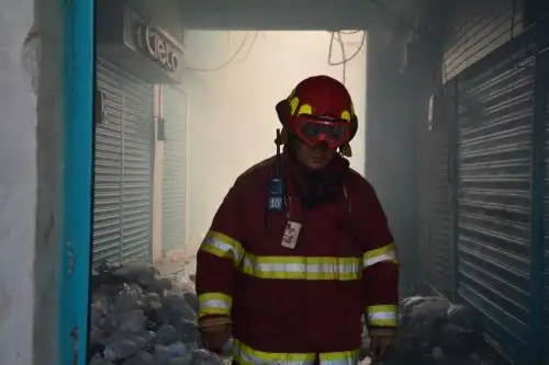 La Municipalidd de Piura anunció que este fin de semana cerrará el complejo de mercados de la ciudad luego del incendio registrado anoche en el mercado Modelo y que causó daños en más de 120 puestos. ANDINA/Difusión