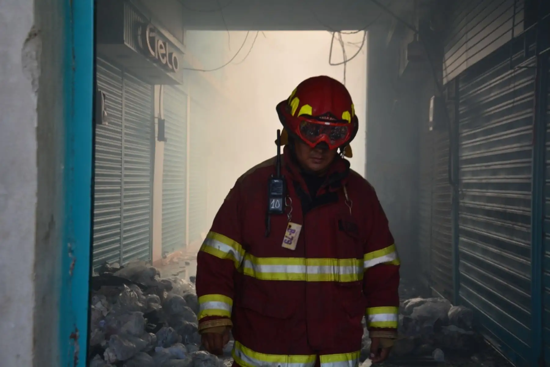 La Municipalidd de Piura anunció que este fin de semana cerrará el complejo de mercados de la ciudad luego del incendio registrado anoche en el mercado Modelo y que causó daños en más de 120 puestos. ANDINA/Difusión