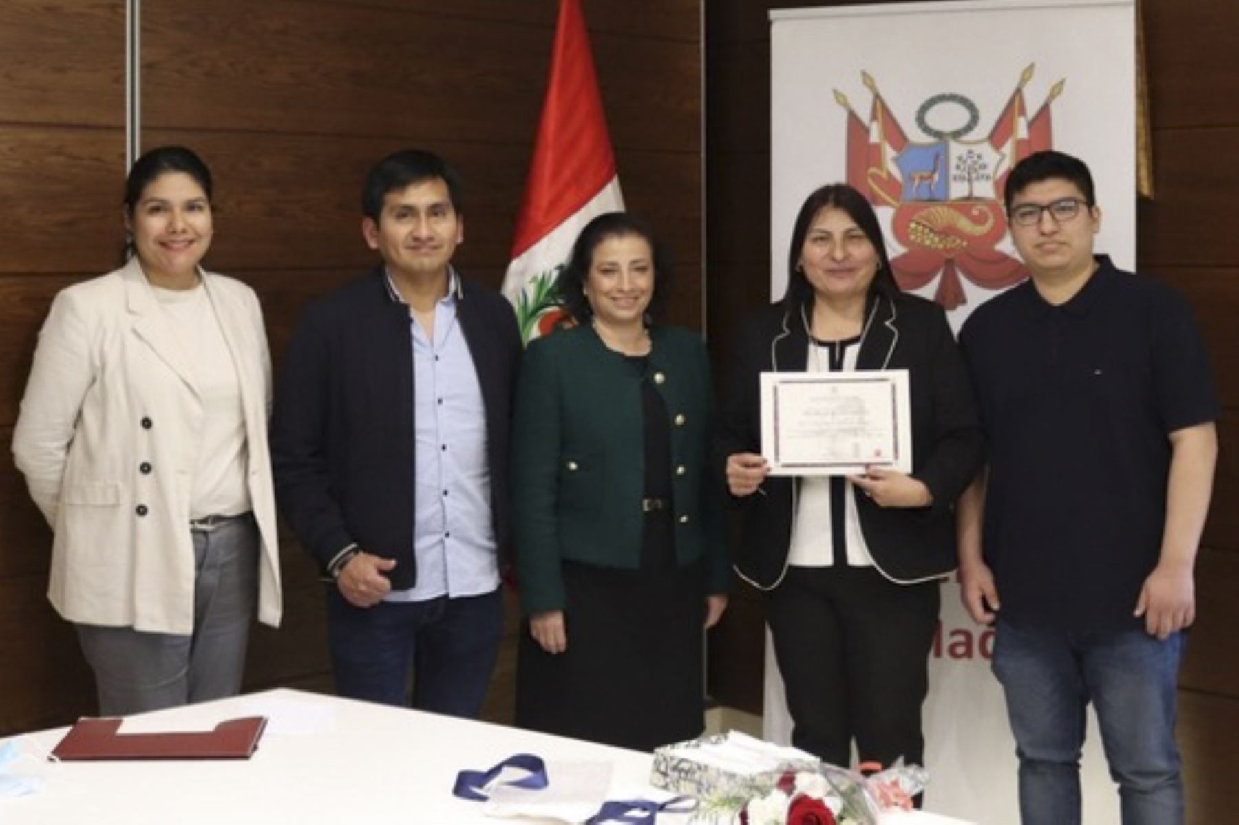 Entregan el premio ‘Mujer Peruana en el Exterior 2022’ a emprendedora en Madrid