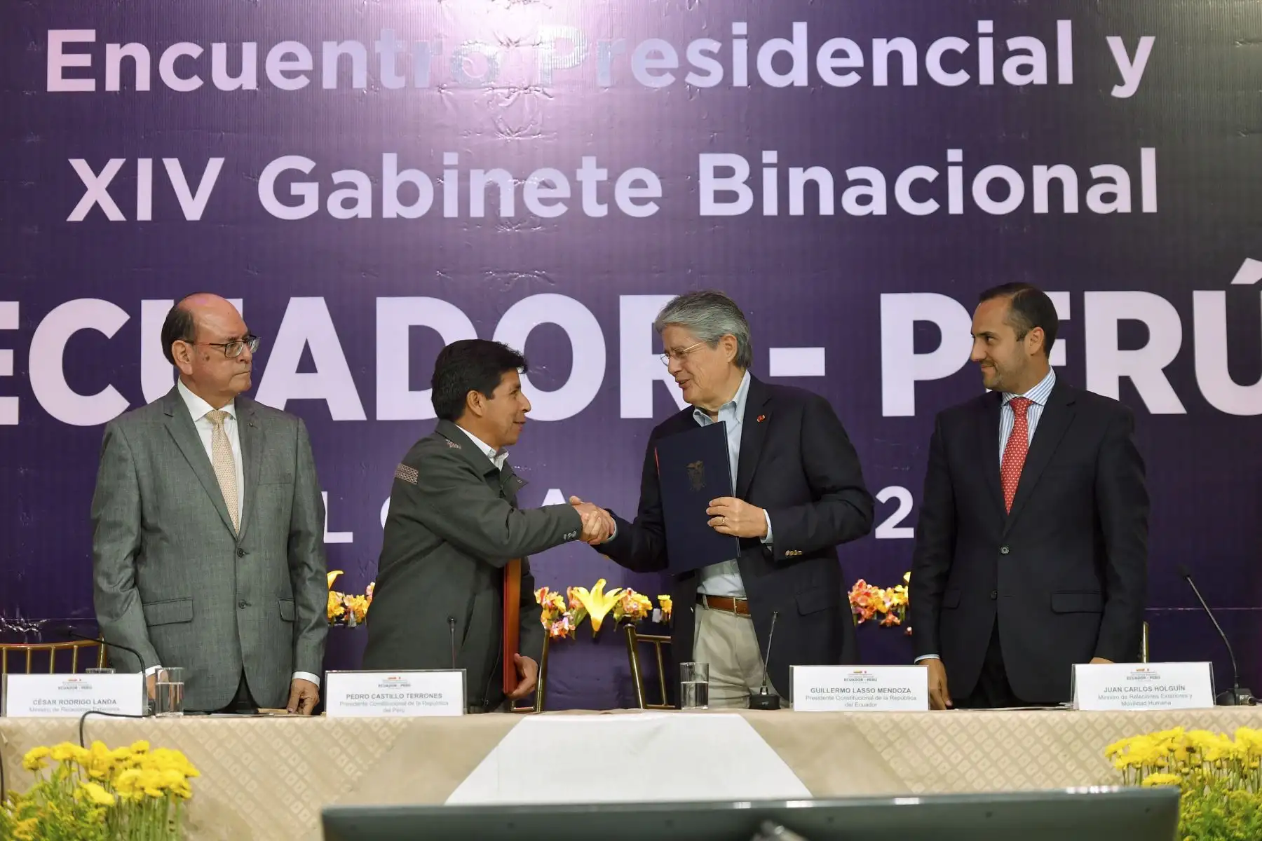 El presidente Pedro Castillo y su homólogo de Ecuador, Guillermo Lasso, suscribieron una declaración conjunta con la cual concluyó el Encuentro Presidencial y XIV Gabinete Binacional en la ciudad ecuatoriana de Loja.
Foto: ANDINA/Presidencia Perú