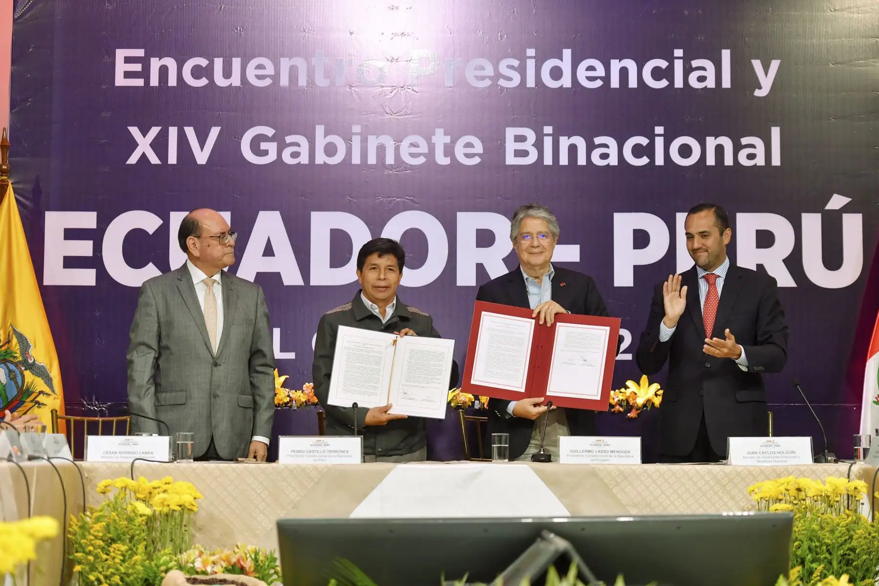 El presidente Pedro Castillo y su homólogo de Ecuador, Guillermo Lasso, suscribieron una declaración conjunta con la cual concluyó el Encuentro Presidencial y XIV Gabinete Binacional en la ciudad ecuatoriana de Loja.
Foto: ANDINA/Presidencia Perú