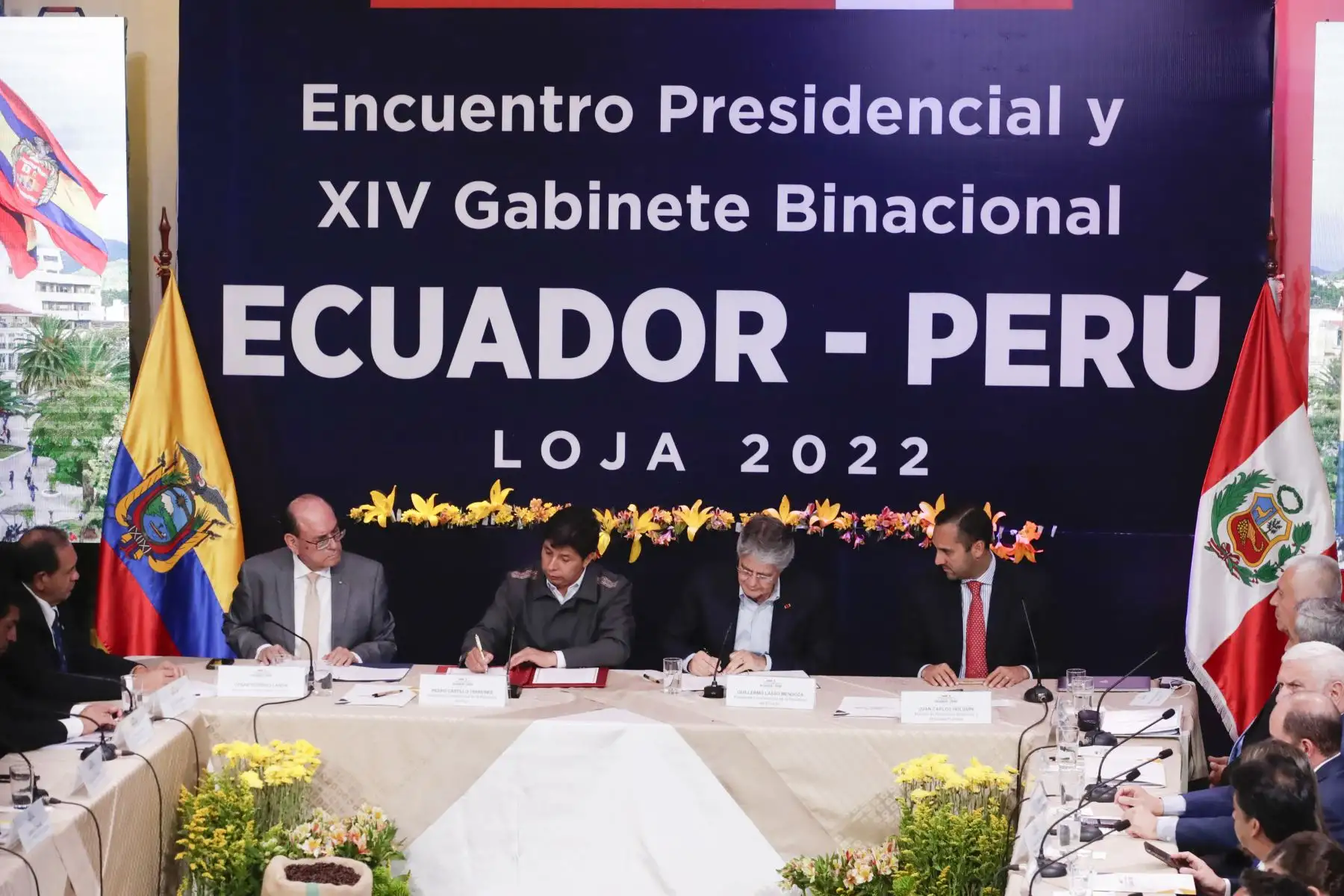 El presidente Pedro Castillo y su homólogo de Ecuador, Guillermo Lasso, suscribieron una declaración conjunta con la cual concluyó el Encuentro Presidencial y XIV Gabinete Binacional en la ciudad ecuatoriana de Loja.
Foto: ANDINA/Presidencia Perú