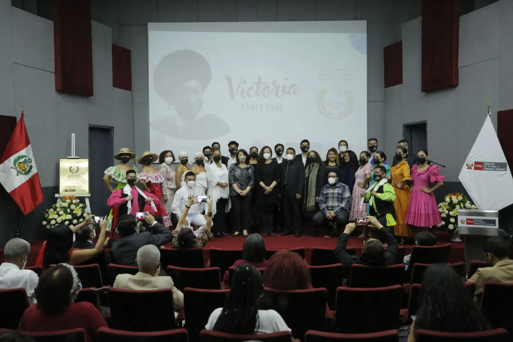El Ministerio de la Mujer y Poblaciones Vulnerables, en articulación con la Escuela Nacional Superior de Folklore José María Arguedas, llevó a cabo la ceremonia de condecoración  póstuma “Orden al Mérito de la Mujer” en honor a Victoria Santa Cruz Gamarra, por su aporte en el desarrollo de la cultura y los derechos del pueblo afroperuano, así como a la eliminación de la discriminación étnico-racial y de género.
Foto: ANDINA/MIMP