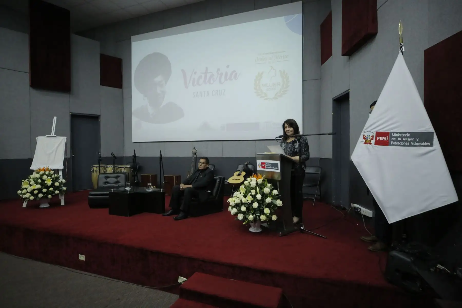 Durante su intervención, la ministra Miloslavich destacó el diverso y vasto aporte de Victoria Santa Cruz al desarrollo artístico y cultural de nuestro país. “Homenajeamos a una mujer que marca un antes y un después en las expresiones de la cultura afroperuana. Como Ministerio de la Mujer y Poblaciones Vulnerables queremos reconocer a aquellas mujeres que han hecho aportes incalculables a nuestra sociedad y es un gusto para mí que hoy se reconozca a Victoria Santa Cruz”.
Foto: ANDINA/MIMP