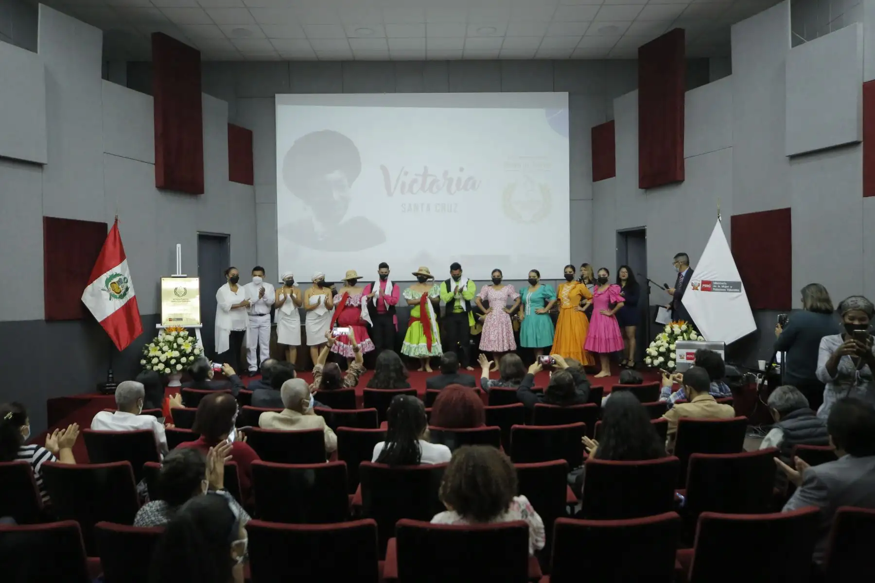 El reconocimiento se desarrolló en el auditorio del MIMP y contó con la participación de la ministra de la Mujer y Poblaciones Vulnerables, Diana Miloslavich Túpac; la viceministra de la Mujer, María Pía Molero; el director general de la Escuela Nacional Superior de Folklore José María Arguedas, Simón Poma Anccasi; el investigador y escritor Luis Rodríguez Pastor; y la sobrina de Victoria Santa Cruz y representante de la familia, Victoria Agustina Santa Cruz Martínez.
Foto: ANDINA/MIMP