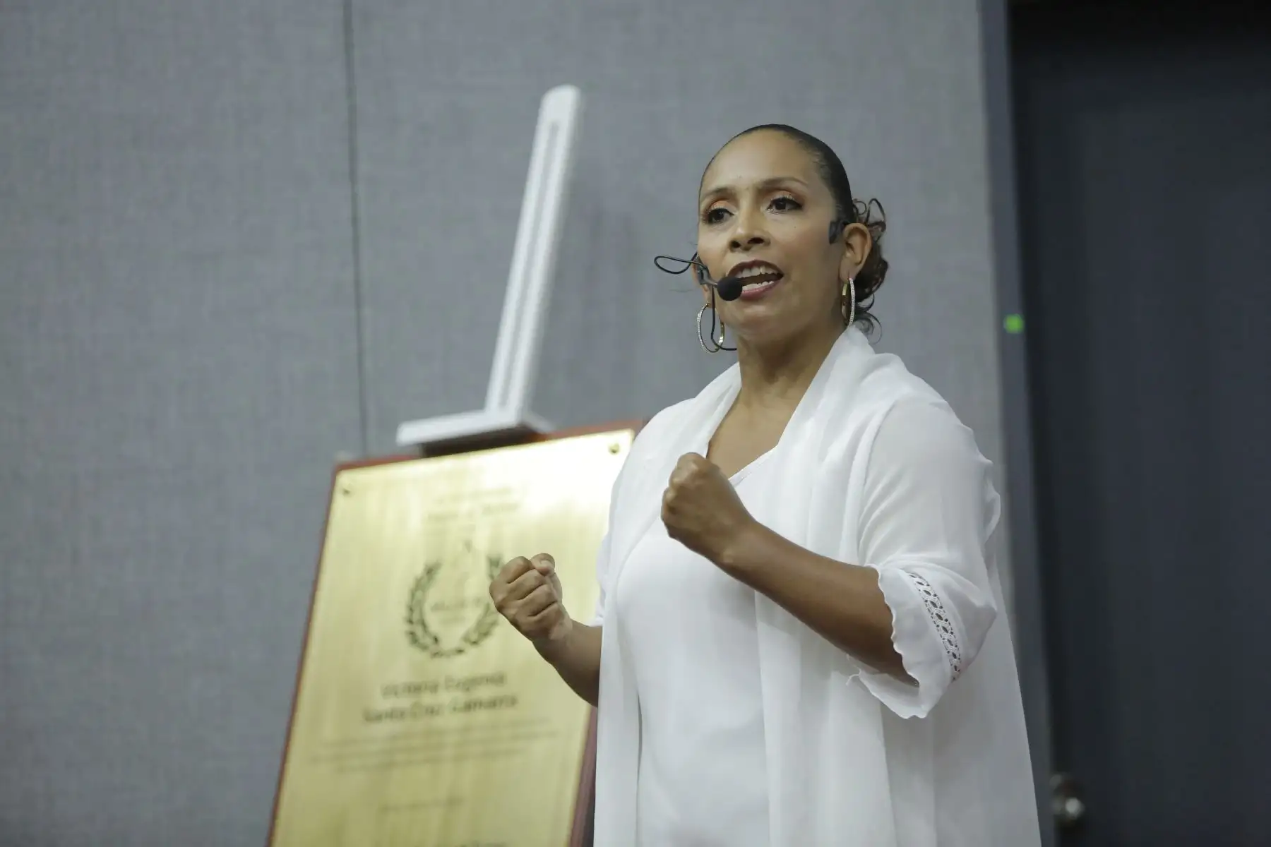 El reconocimiento se desarrolló en el auditorio del MIMP y contó con la participación de la ministra de la Mujer y Poblaciones Vulnerables, Diana Miloslavich Túpac; la viceministra de la Mujer, María Pía Molero; el director general de la Escuela Nacional Superior de Folklore José María Arguedas, Simón Poma Anccasi; el investigador y escritor Luis Rodríguez Pastor; y la sobrina de Victoria Santa Cruz y representante de la familia, Victoria Agustina Santa Cruz Martínez.
Foto: ANDINA/MIMP