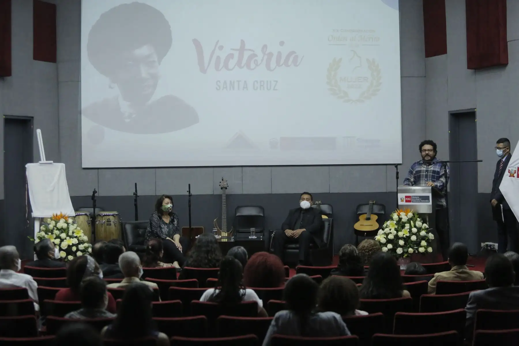 El Ministerio de la Mujer y Poblaciones Vulnerables, en articulación con la Escuela Nacional Superior de Folklore José María Arguedas, llevó a cabo la ceremonia de condecoración  póstuma  “Orden al Mérito de la Mujer” en honor a Victoria Santa Cruz Gamarra, por su aporte en el desarrollo de la cultura y los derechos del pueblo afroperuano, así como a la eliminación de la discriminación étnico-racial y de género.
Foto: ANDINA/MIMP