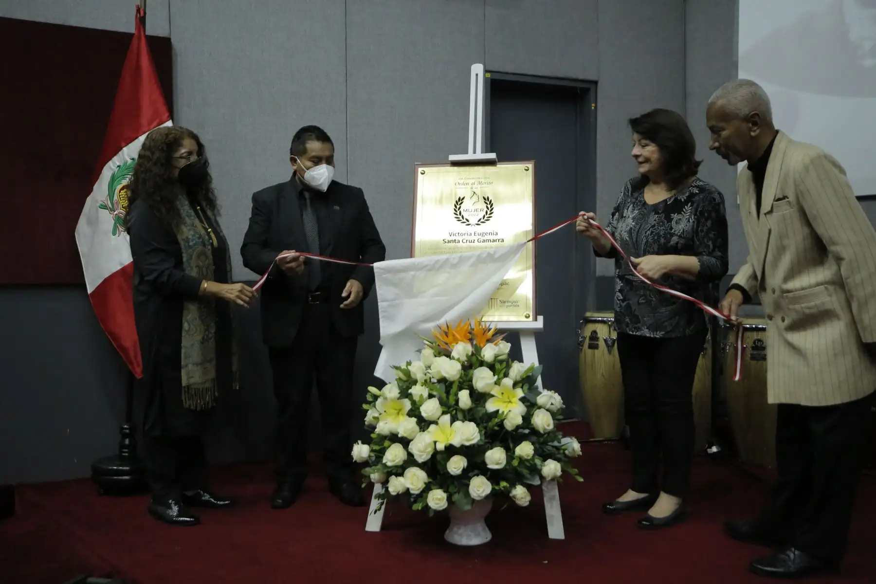 El Ministerio de la Mujer y Poblaciones Vulnerables, en articulación con la Escuela Nacional Superior de Folklore José María Arguedas, llevó a cabo la ceremonia de condecoración  póstuma  “Orden al Mérito de la Mujer” en honor a Victoria Santa Cruz Gamarra, por su aporte en el desarrollo de la cultura y los derechos del pueblo afroperuano, así como a la eliminación de la discriminación étnico-racial y de género.
Foto: ANDINA/MIMP