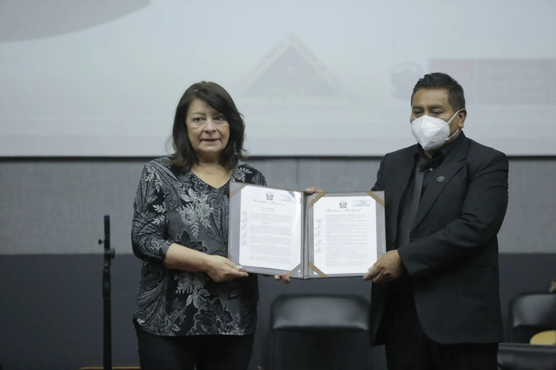 El Ministerio de la Mujer y Poblaciones Vulnerables, en articulación con la Escuela Nacional Superior de Folklore José María Arguedas, llevó a cabo la ceremonia de Condecoración “Orden al Mérito de la Mujer” en honor a Victoria Santa Cruz Gamarra, por su aporte en el desarrollo de la cultura y los derechos del pueblo afroperuano, así como a la eliminación de la discriminación étnico-racial y de género.
Foto: ANDINA/MIMP