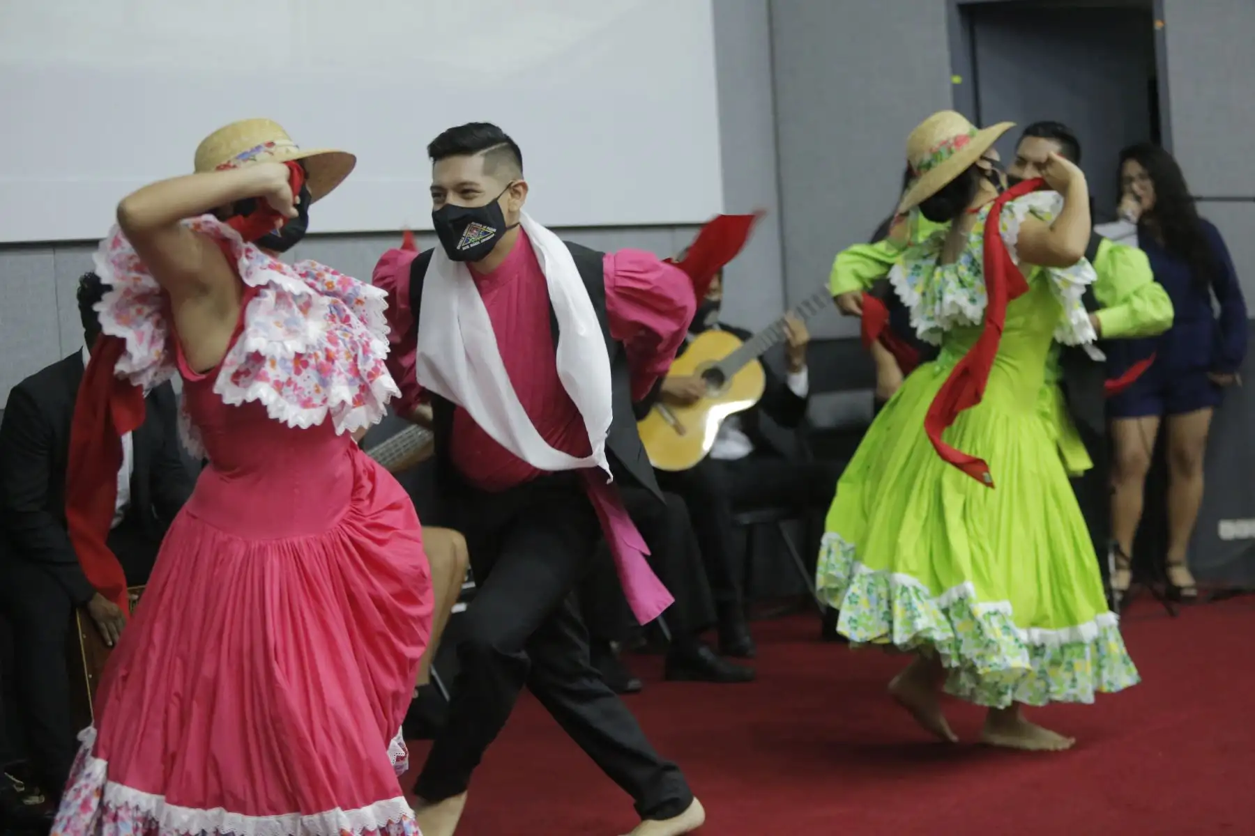 El reconocimiento se desarrolló en el auditorio del MIMP y contó con la participación de la ministra de la Mujer y Poblaciones Vulnerables, Diana Miloslavich Túpac; la viceministra de la Mujer, María Pía Molero; el director general de la Escuela Nacional Superior de Folklore José María Arguedas, Simón Poma Anccasi; el investigador y escritor Luis Rodríguez Pastor; y la sobrina de Victoria Santa Cruz y representante de la familia, Victoria Agustina Santa Cruz Martínez.
Foto: ANDINA/MIMP
