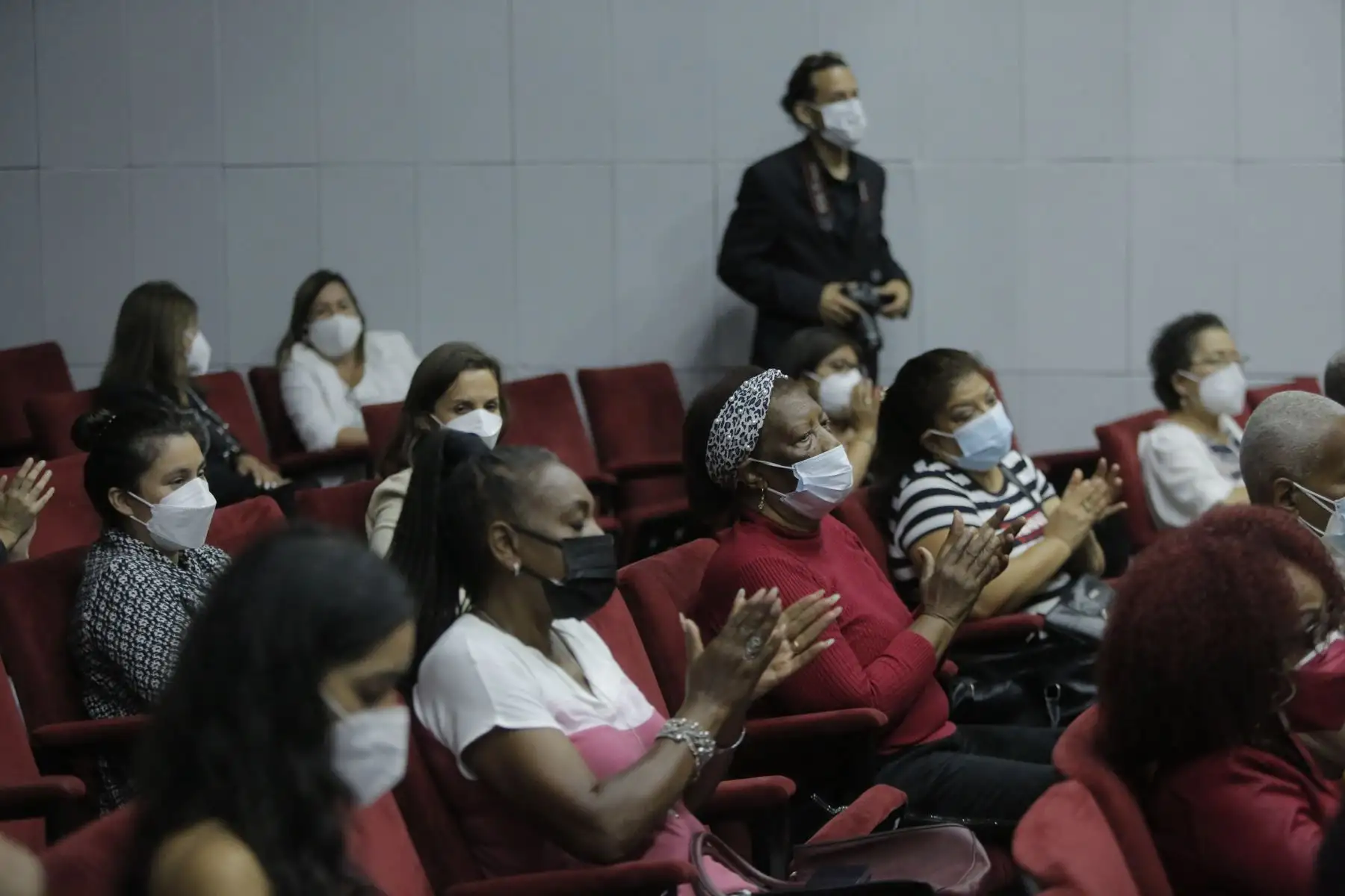 El reconocimiento se desarrolló en el auditorio del MIMP y contó con la participación de la ministra de la Mujer y Poblaciones Vulnerables, Diana Miloslavich Túpac; la viceministra de la Mujer, María Pía Molero; el director general de la Escuela Nacional Superior de Folklore José María Arguedas, Simón Poma Anccasi; el investigador y escritor Luis Rodríguez Pastor; y la sobrina de Victoria Santa Cruz y representante de la familia, Victoria Agustina Santa Cruz Martínez.
Foto: ANDINA/MIMP
