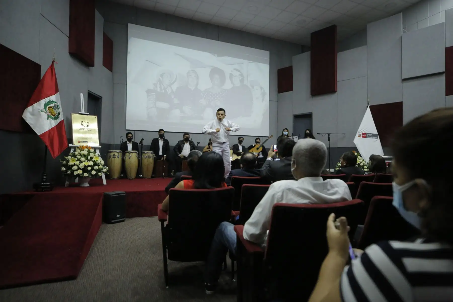 El reconocimiento se desarrolló en el auditorio del MIMP y contó con la participación de la ministra de la Mujer y Poblaciones Vulnerables, Diana Miloslavich Túpac; la viceministra de la Mujer, María Pía Molero; el director general de la Escuela Nacional Superior de Folklore José María Arguedas, Simón Poma Anccasi; el investigador y escritor Luis Rodríguez Pastor; y la sobrina de Victoria Santa Cruz y representante de la familia, Victoria Agustina Santa Cruz Martínez.
Foto: ANDINA/MIMP