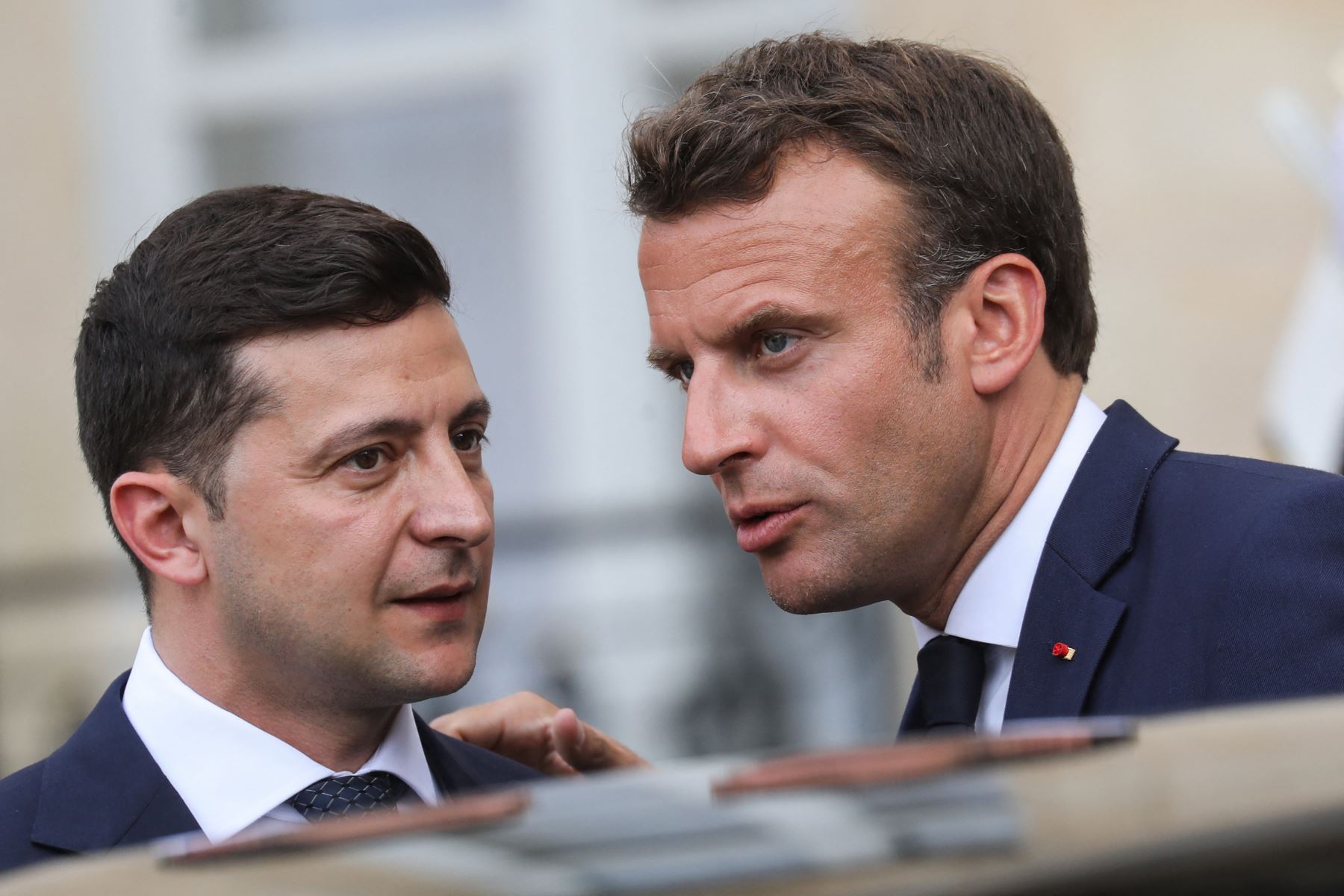 Macron promete a Zelenski incrementar la ayuda militar y humanitaria
