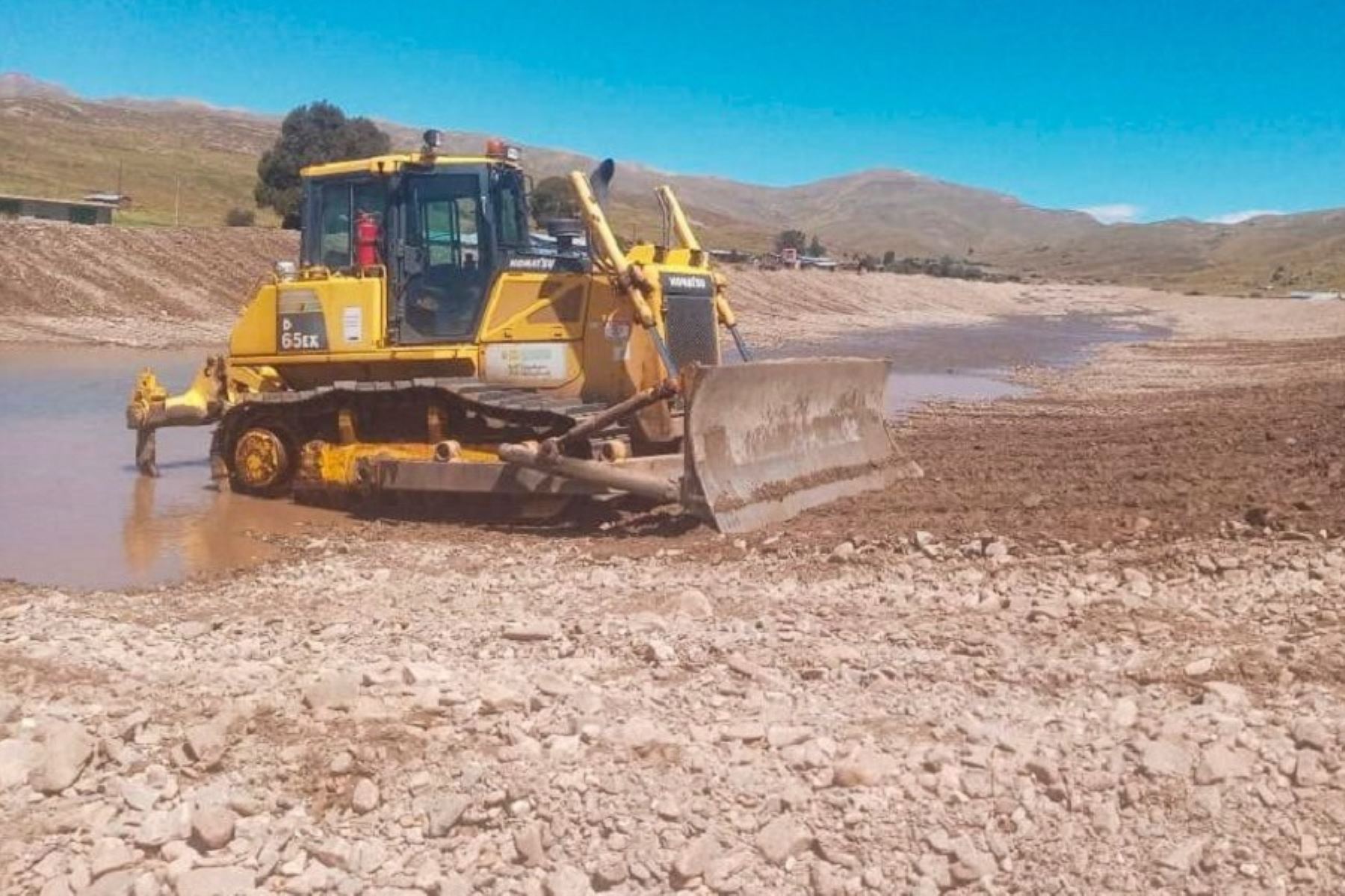 El Ministerio de Vivienda, Construcción y Saneamiento (MVCS) culminó los trabajos de limpieza y descolmatación del cauce del río Quipachu, en el distrito de Mañazo, provincia y región Puno.