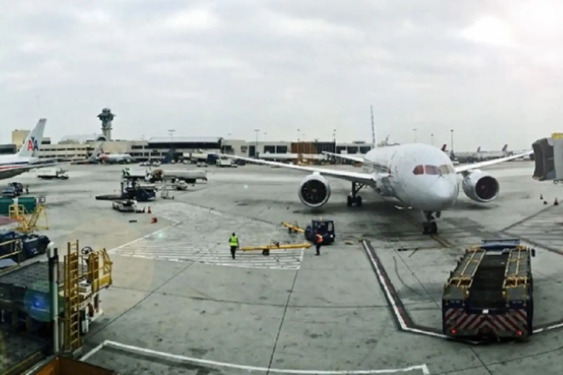 En el marco de la campaña #Ciudadanos al Centro, el Indecopi, en su rol de Autoridad Nacional de Protección del Consumidor, monitorea que las empresas aéreas que operan en la región Puno cumplan con reprogramar los vuelos cancelados ante el cierre del aeropuerto Inca Manco Cápac, de la ciudad de Juliaca, del 29 de abril al 5 de mayo.