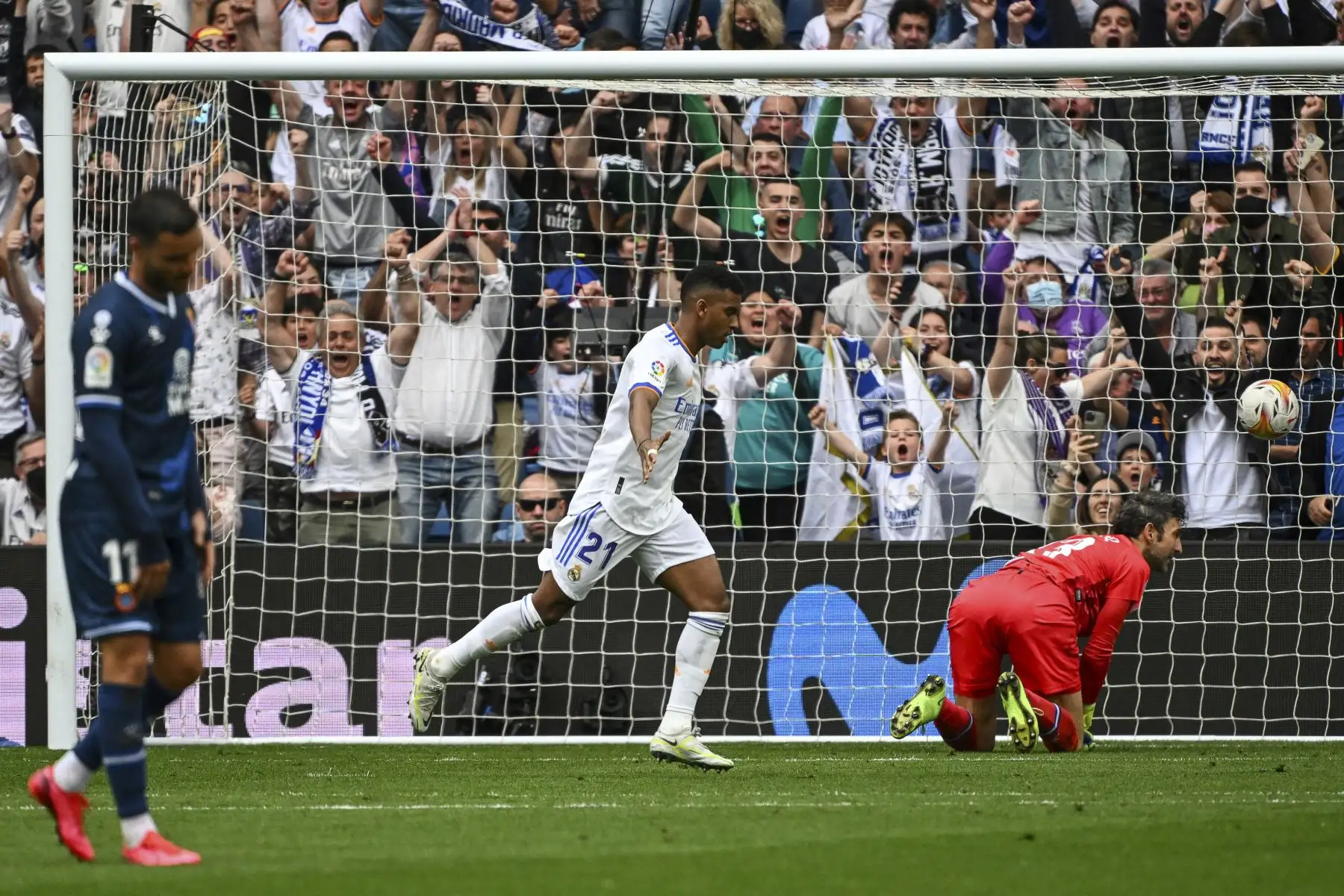 El delantero brasileño Rodrygo (C) del Real Madrid celebra después de marcar el primer gol de su equipo durante el partido de fútbol de la Liga española entre el Real Madrid CF y el RCD Espanyol en el estadio Santiago Bernabéu de Madrid. Foto: AFP