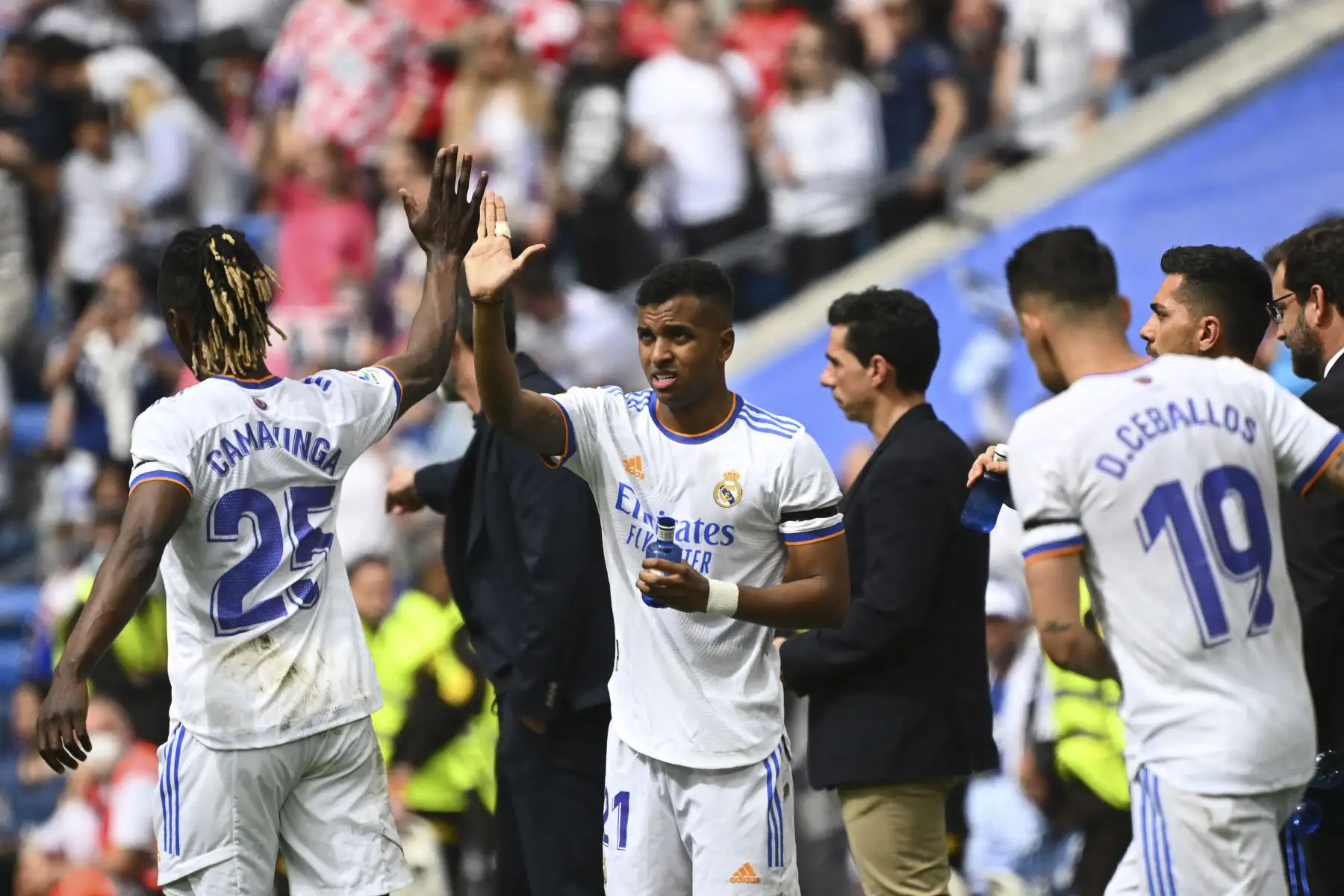El delantero brasileño Rodrygo (C) del Real Madrid celebra con sus compañeros después de marcar el primer gol de su equipo durante el partido de fútbol de la Liga española entre el Real Madrid CF y el RCD Espanyol en el estadio Santiago Bernabéu. Foto: AFP