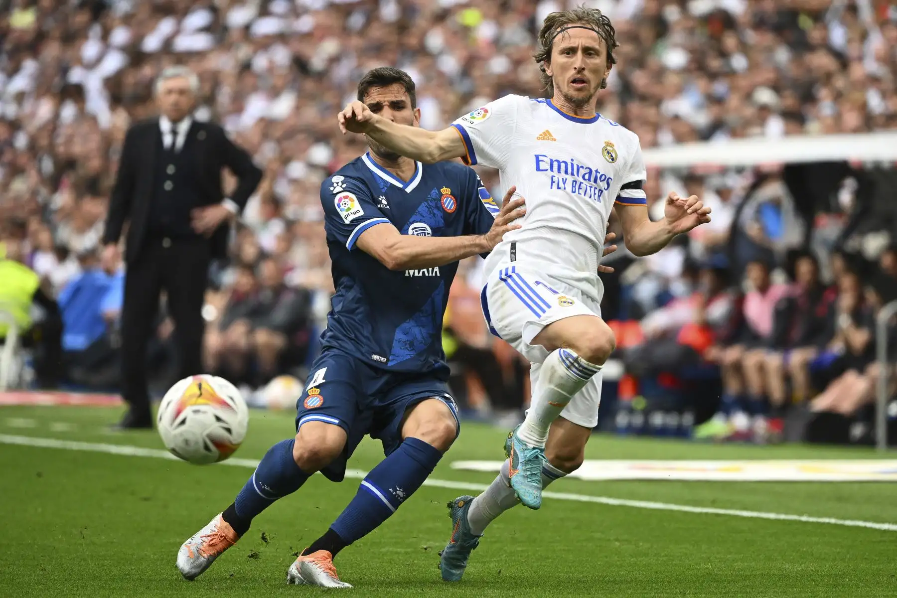 El centrocampista croata del Real Madrid, Luka Modric, durante el partido de fútbol de la Liga española entre el Real Madrid CF y el RCD Espanyol en el estadio Santiago Bernabeu. Foto: AFP