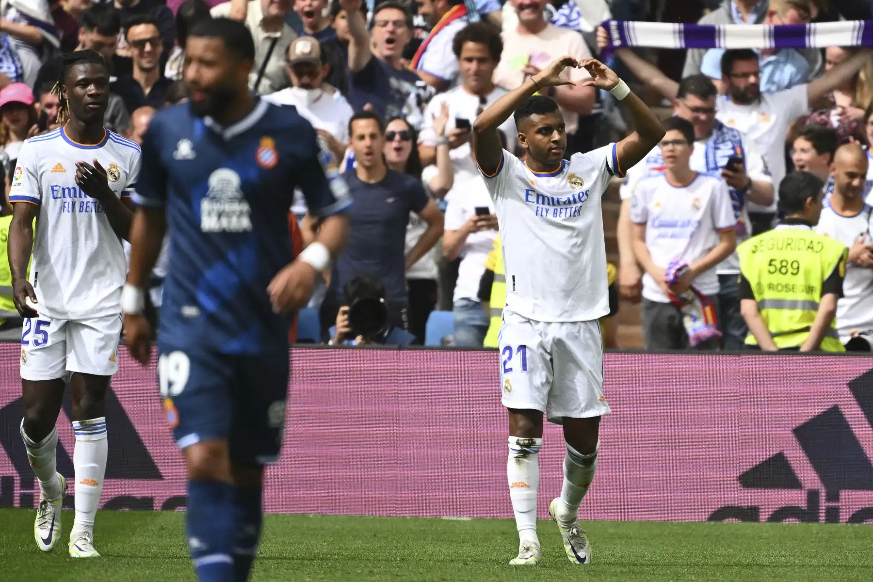 El delantero brasileño del Real Madrid, Rodrygo, celebra después de marcar el primer gol de su equipo durante el partido de fútbol de la Liga española entre el Real Madrid CF y el RCD Espanyol en el estadio Santiago Bernabéu de Madrid. Foto: AFP