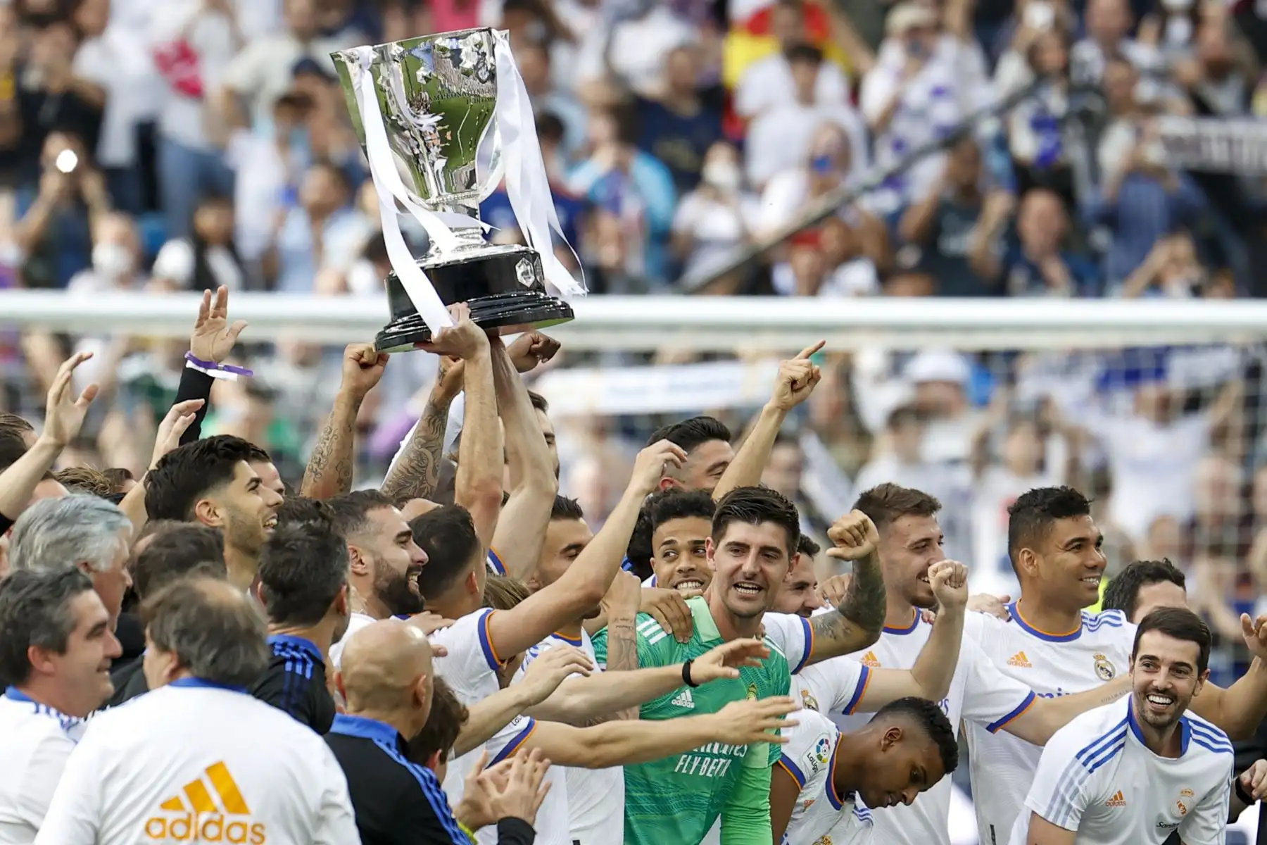 Los jugadores del Real Madrid celebran el título de Liga, al término del partido de Liga en Primera División ante el RCD Espanyol que han disputado este sábado en el estadio Santiago Bernabéu, en Madrid. Foto: EFE