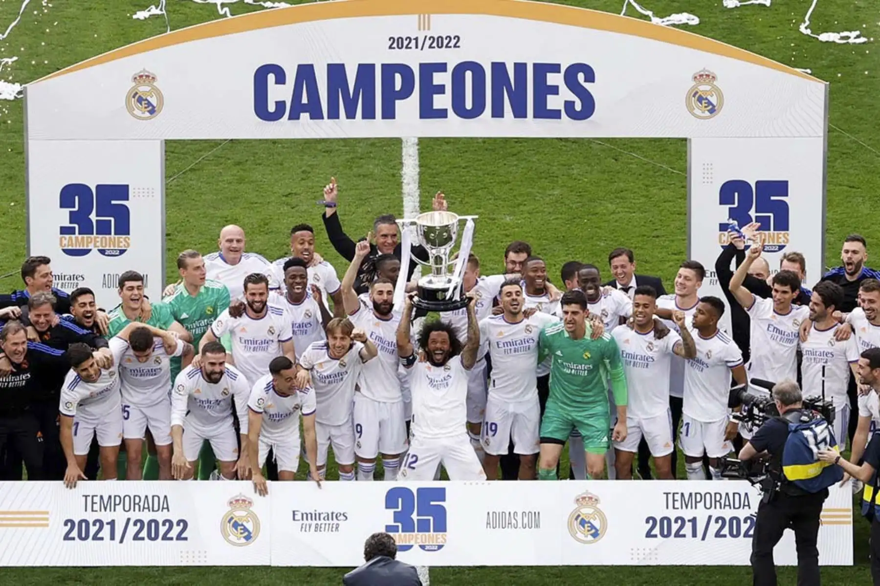 Los jugadores del Real Madrid reciben el título de Liga, al término del partido de Liga en Primera División ante el RCD Espanyol que han disputado este sábado en el estadio Santiago Bernabéu, en Madrid. Foto: EFE